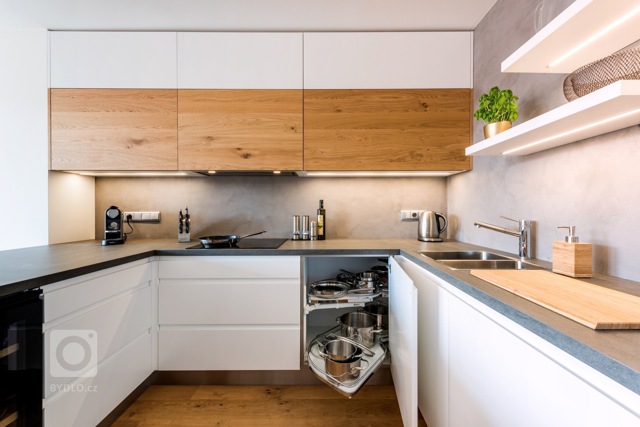 Čistokrevná kuchyně, ve které nic nechybí ani nic nepřebývá. Sofistikované plochy skříní v bílém matu jemně vykreslují prostor, zatímco dubové dřevo s…