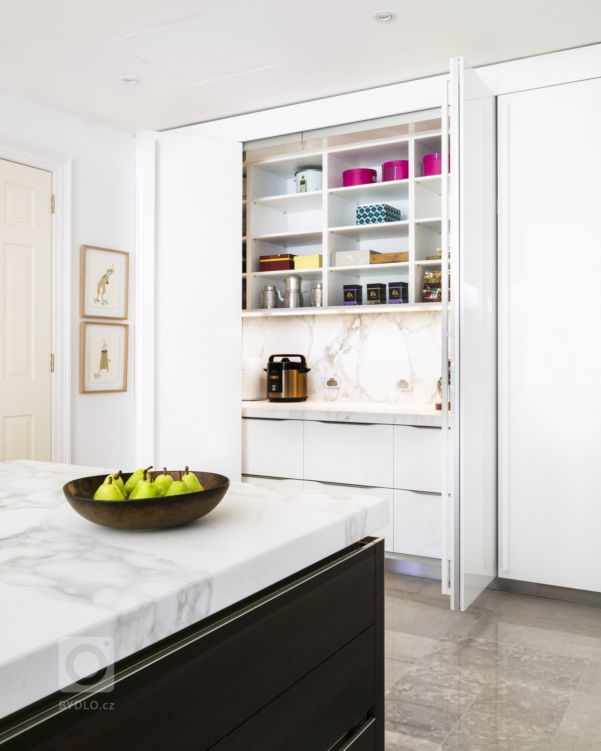 Elegance čistých linií a luxus v daleké Austrálii. Tato sestava dělá radost majitelům v luxusní rezideční čtvrti v Melbourne. Bílá dvířka ve vysokém lesku zde…