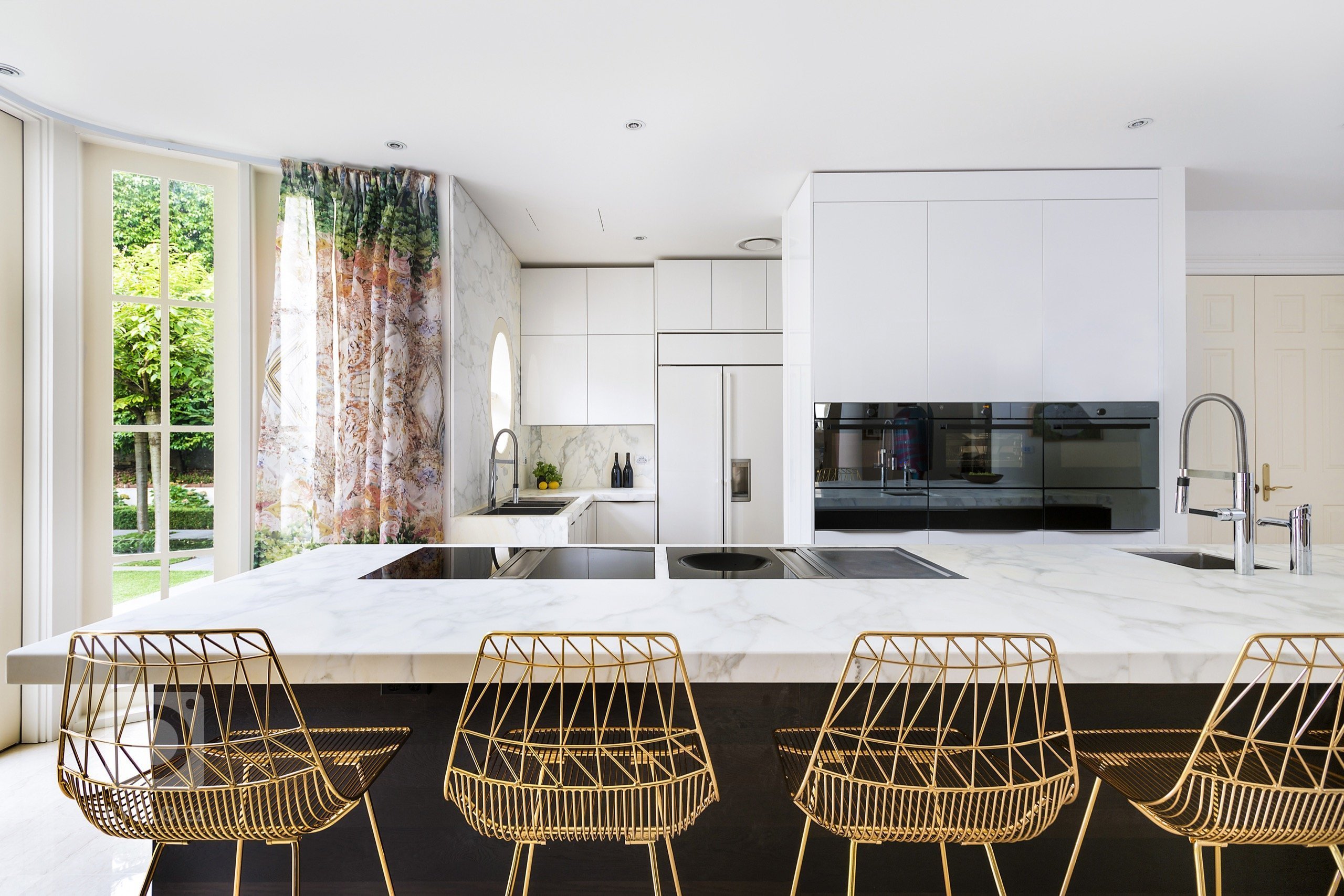 Elegance čistých linií a luxus v daleké Austrálii. Tato sestava dělá radost majitelům v luxusní rezideční čtvrti v Melbourne. Bílá dvířka ve vysokém lesku zde…