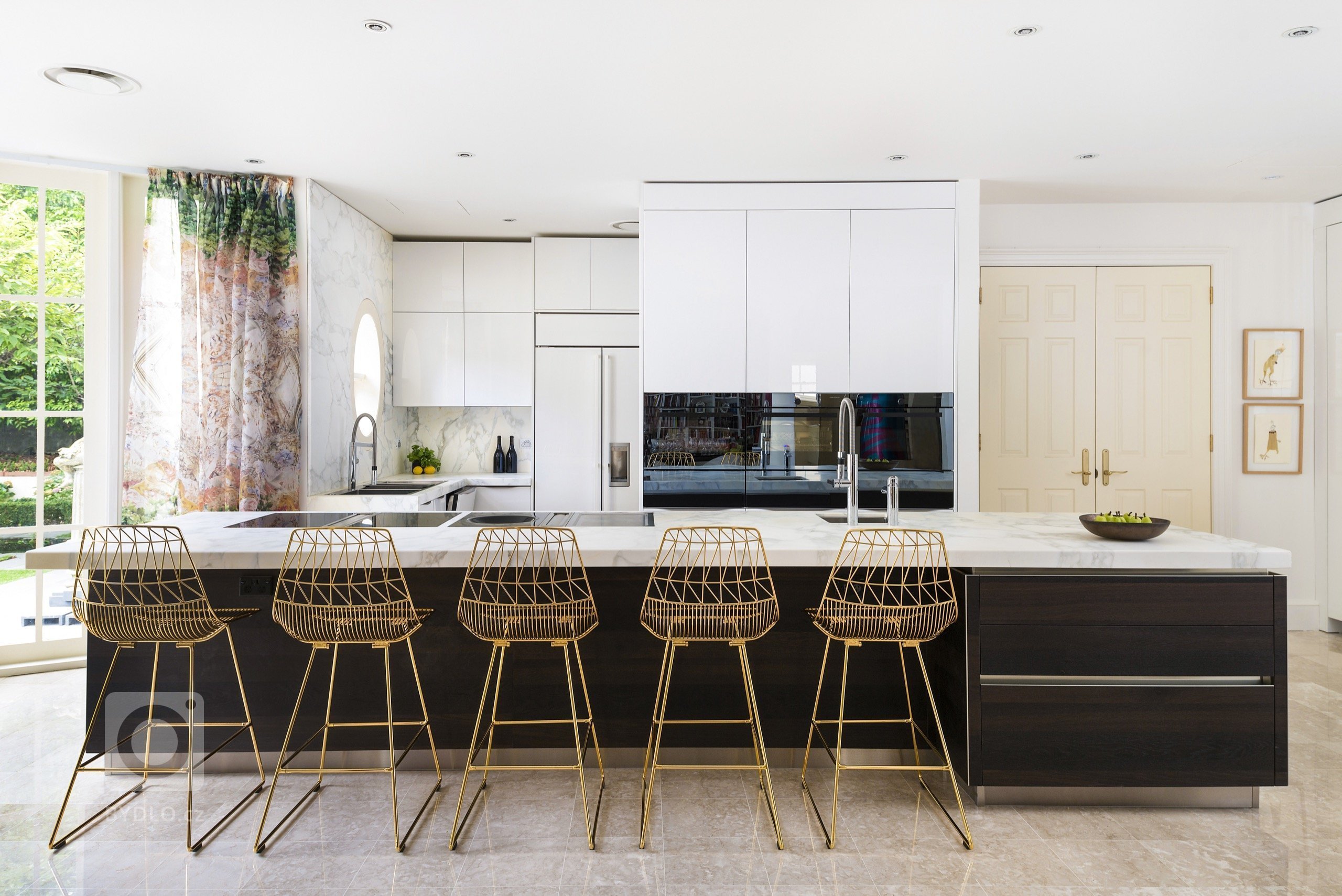 Elegance čistých linií a luxus v daleké Austrálii. Tato sestava dělá radost majitelům v luxusní rezideční čtvrti v Melbourne. Bílá dvířka ve vysokém lesku zde…