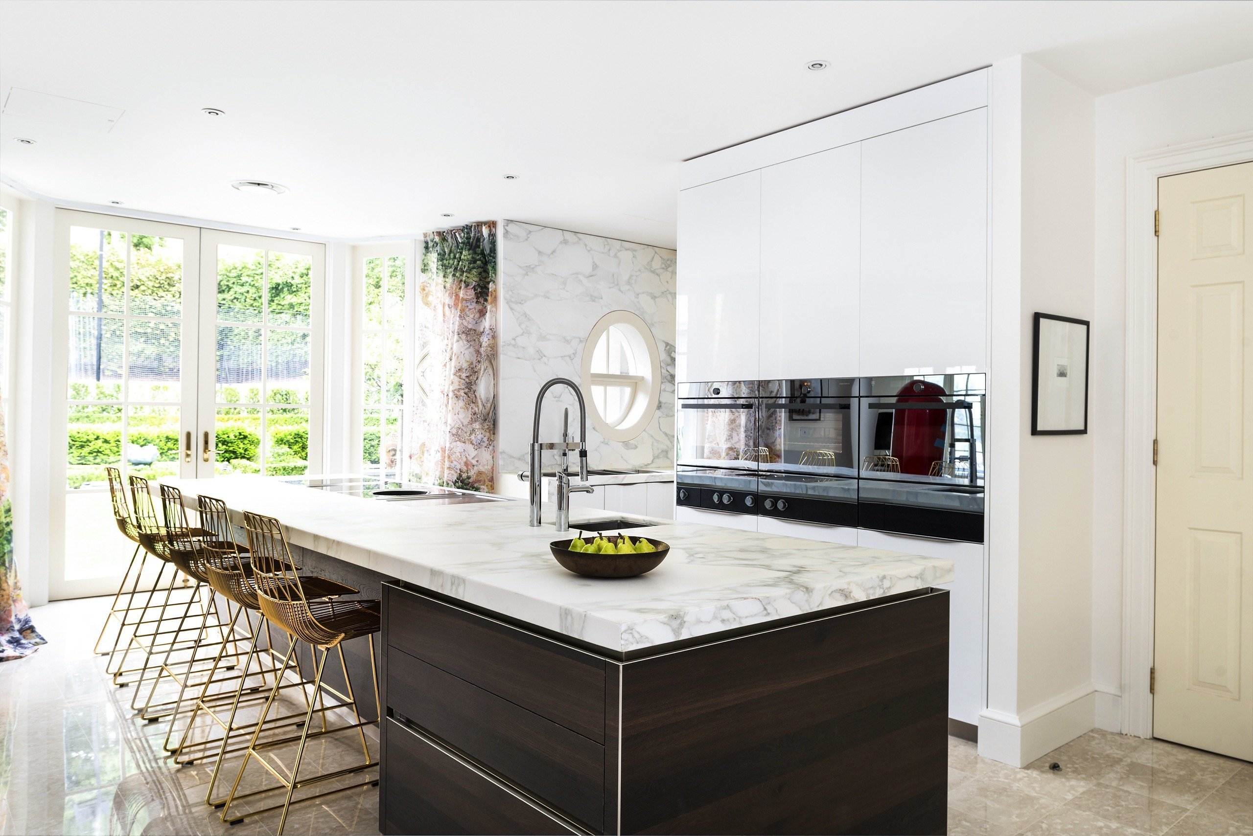 Elegance čistých linií a luxus v daleké Austrálii. Tato sestava dělá radost majitelům v luxusní rezideční čtvrti v Melbourne. Bílá dvířka ve vysokém lesku zde…