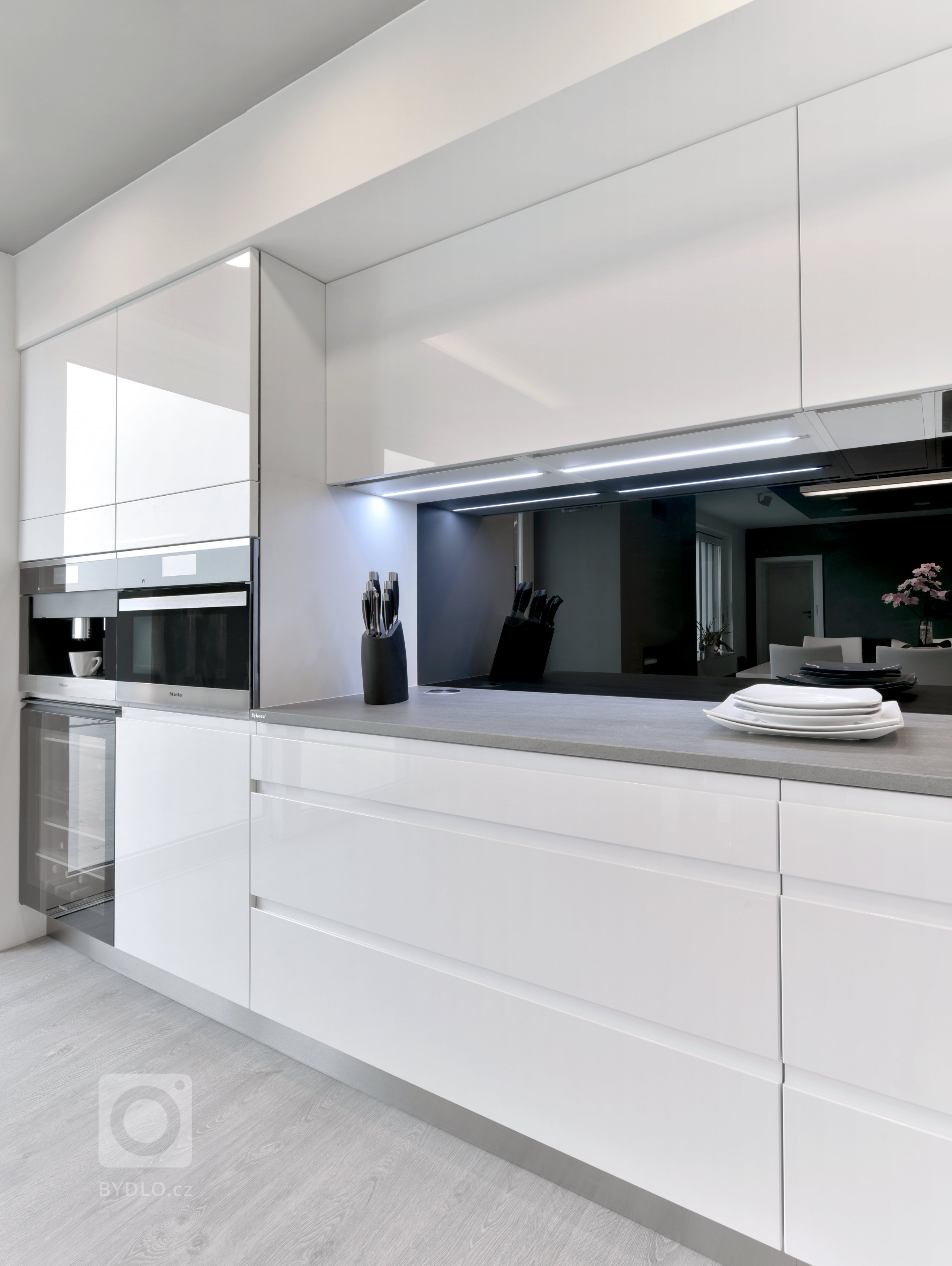 V této promyšlené kuchyni, charakteristické přímými liniemi a propracovanými detaily, je snadné alespoň na chvíli zapomenout na hektický životní styl. Sestava…