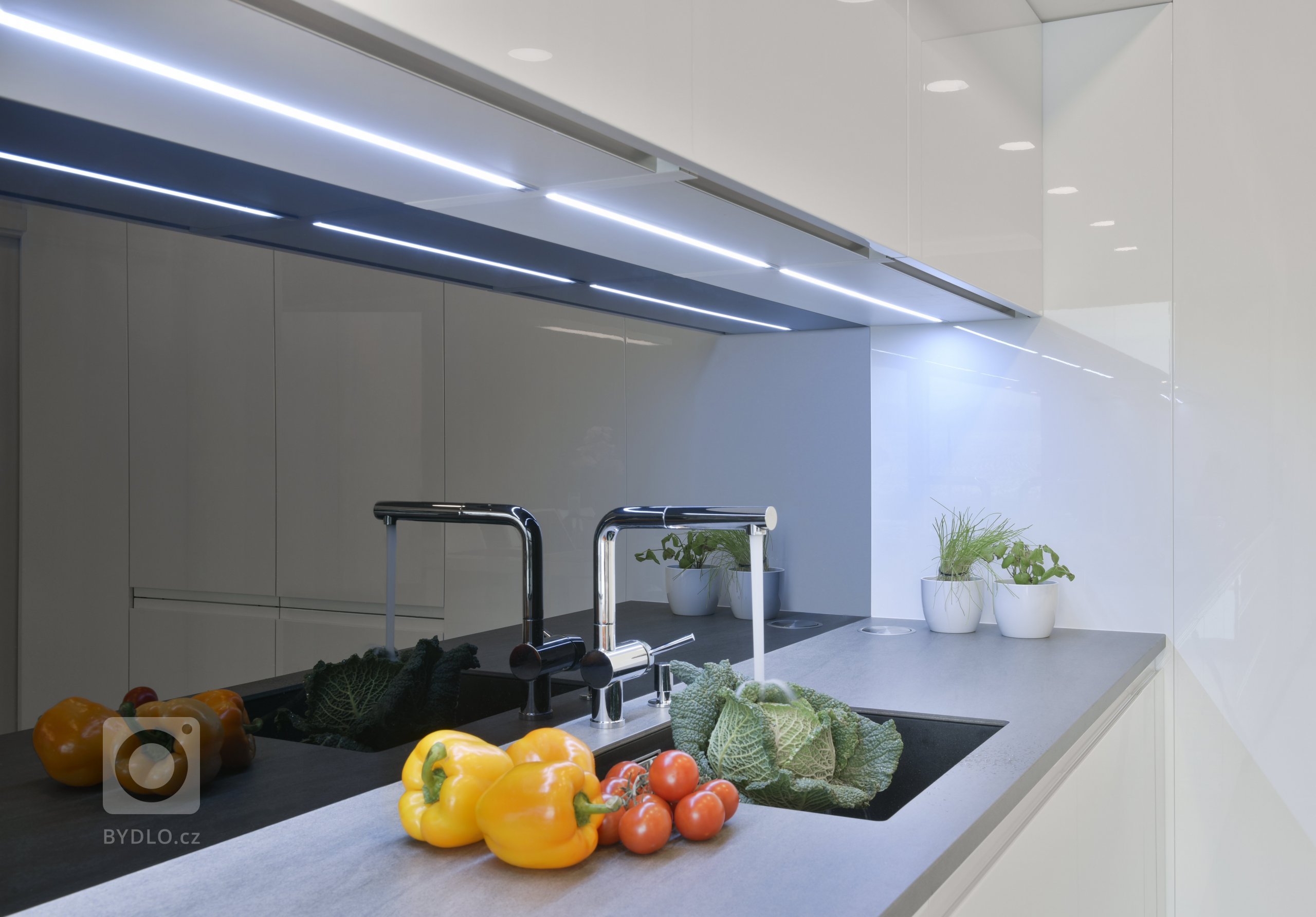 V této promyšlené kuchyni, charakteristické přímými liniemi a propracovanými detaily, je snadné alespoň na chvíli zapomenout na hektický životní styl. Sestava…