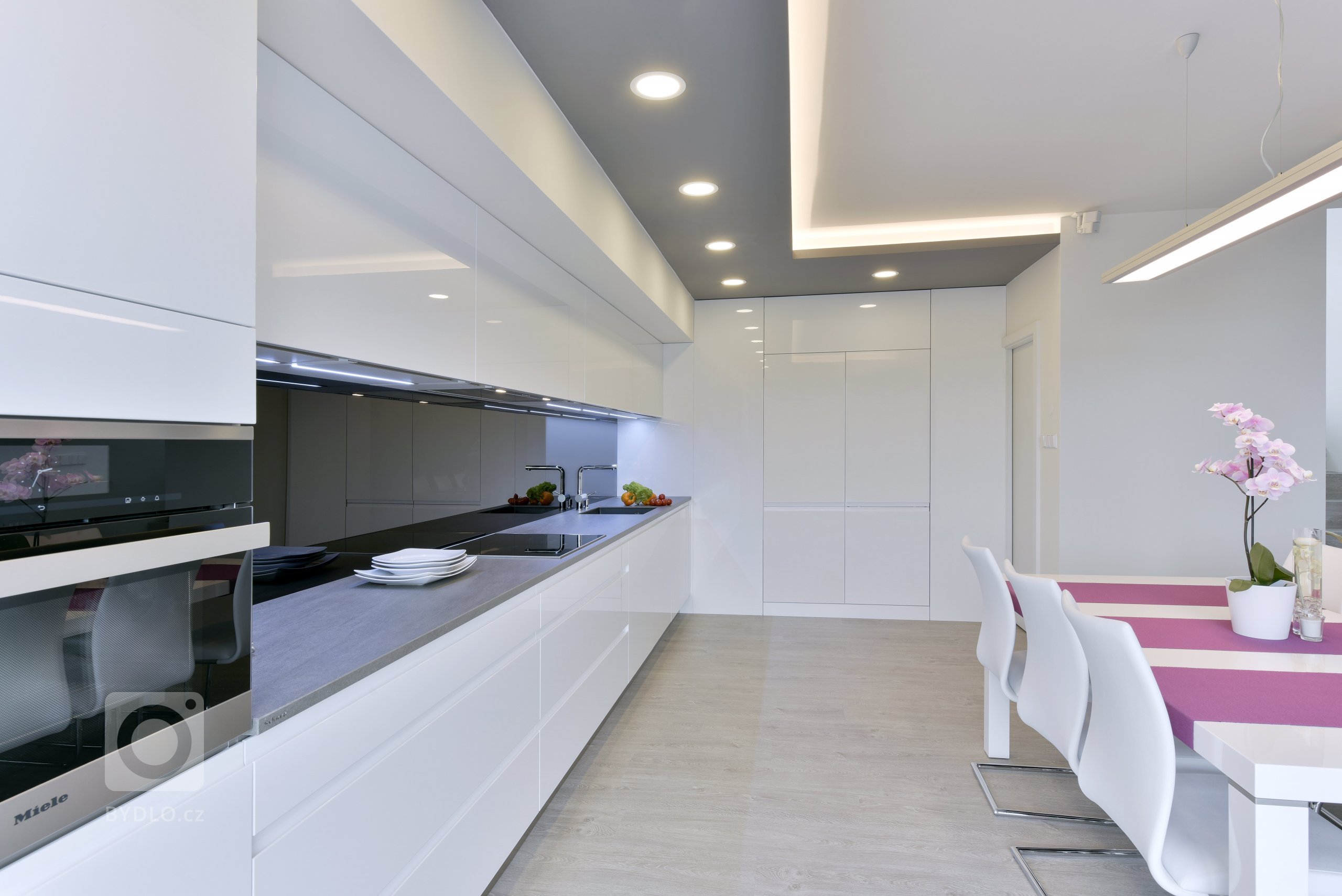 V této promyšlené kuchyni, charakteristické přímými liniemi a propracovanými detaily, je snadné alespoň na chvíli zapomenout na hektický životní styl. Sestava…