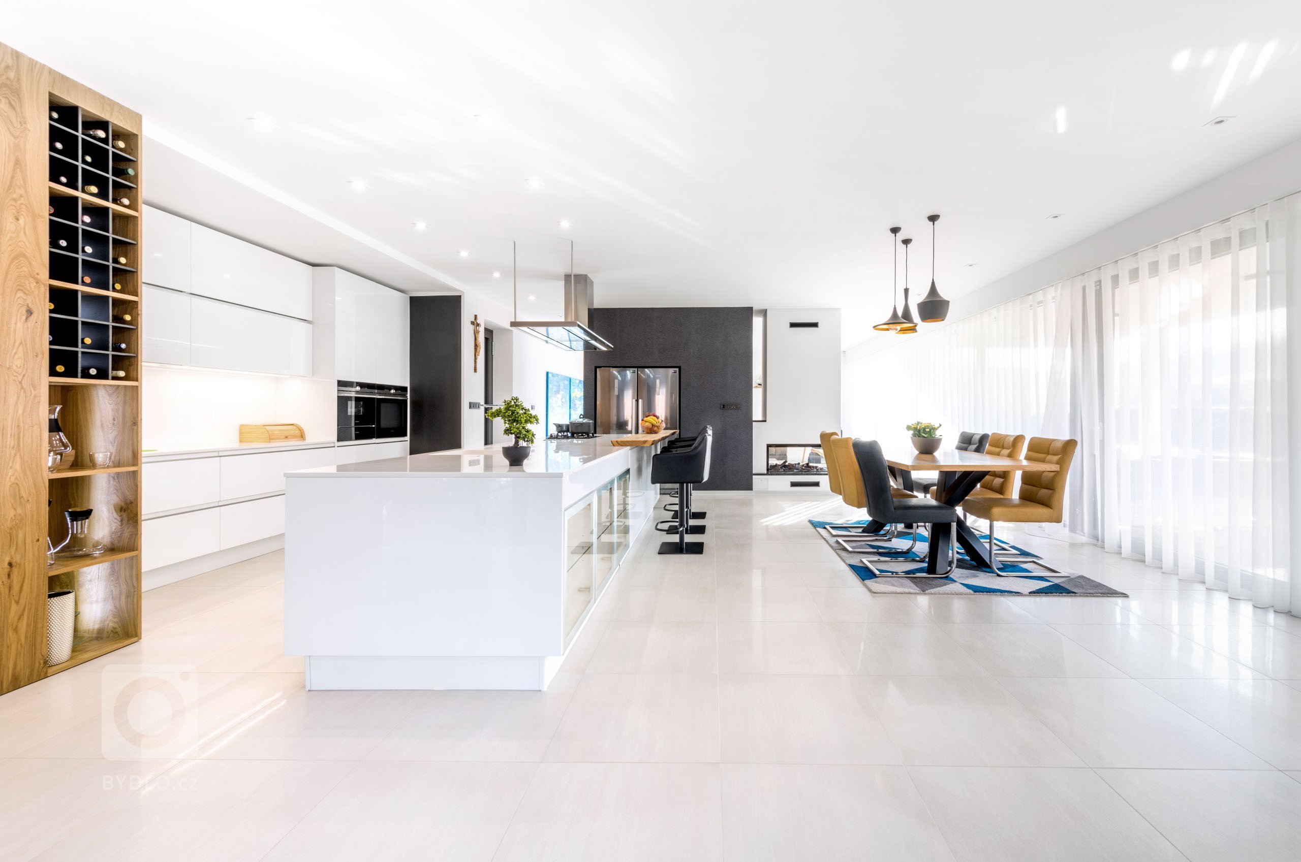 Velký prostor pro kuchyni je vždy výhra. Rozsáhlý kuchyňský ostrůvek má v této kuchyni několik využití. Vypadá skvěle, slouží k vaření, mytí, přípravě i pro…