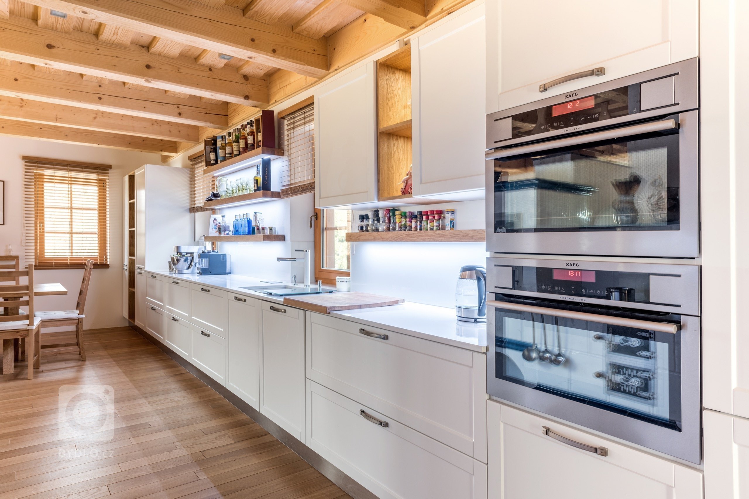 Jako v pohádce. Masivní dubové plochy, lakovaná dvířka v bílém matu a poctivé charisma dřeva tu doplňují moderní technologie. Když chcete zůstat za pecí, díky…