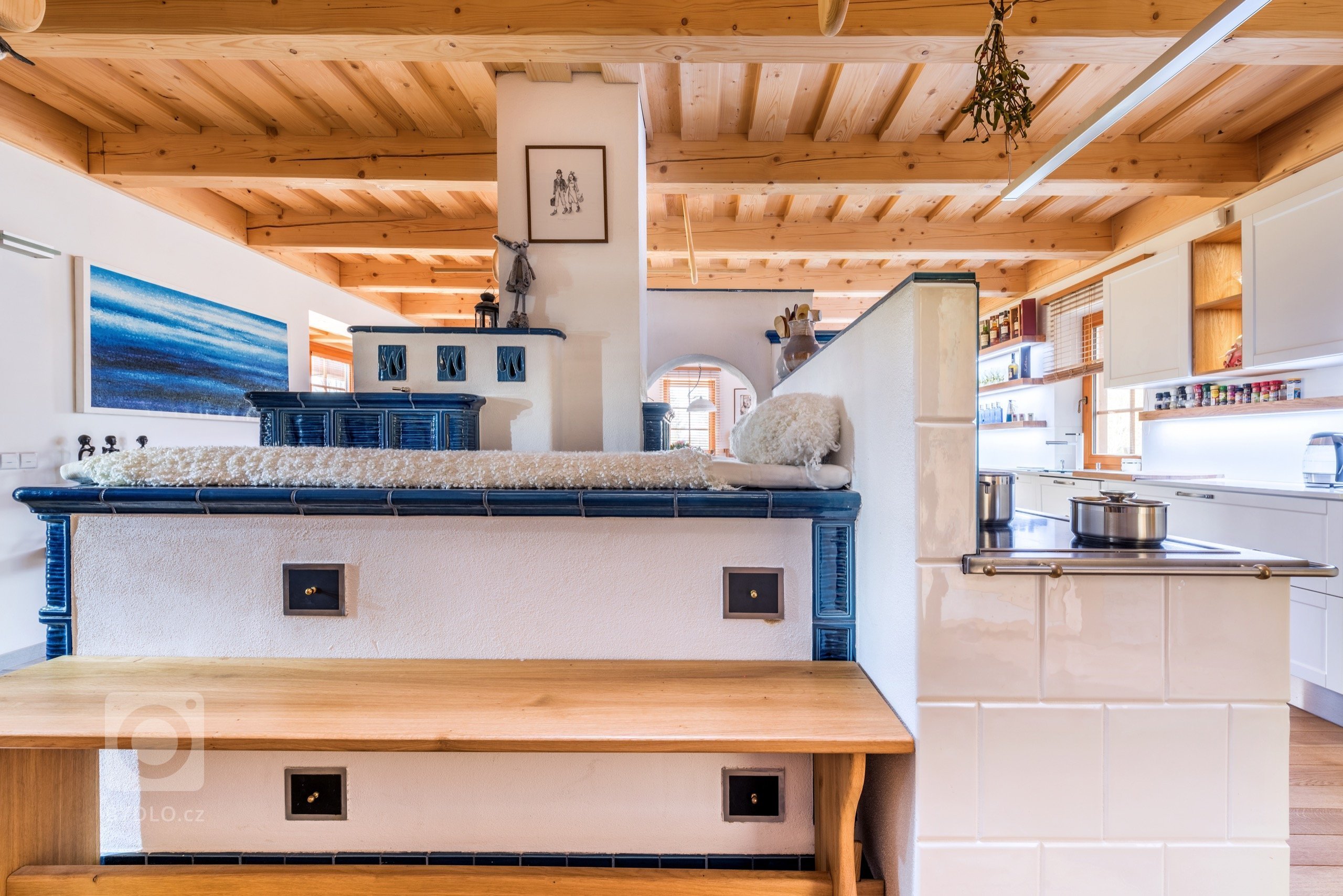 Jako v pohádce. Masivní dubové plochy, lakovaná dvířka v bílém matu a poctivé charisma dřeva tu doplňují moderní technologie. Když chcete zůstat za pecí, díky…