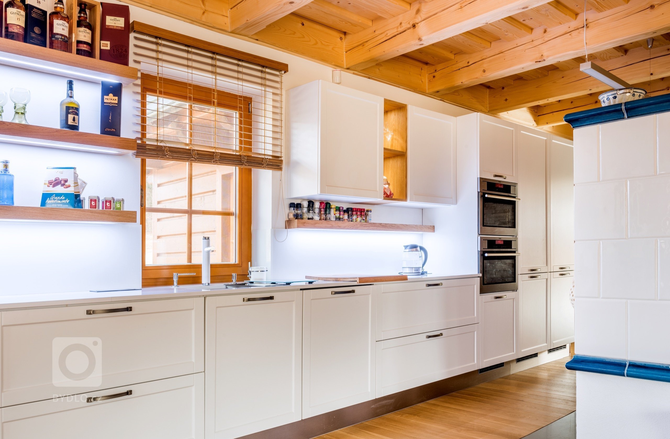 Jako v pohádce. Masivní dubové plochy, lakovaná dvířka v bílém matu a poctivé charisma dřeva tu doplňují moderní technologie. Když chcete zůstat za pecí, díky…