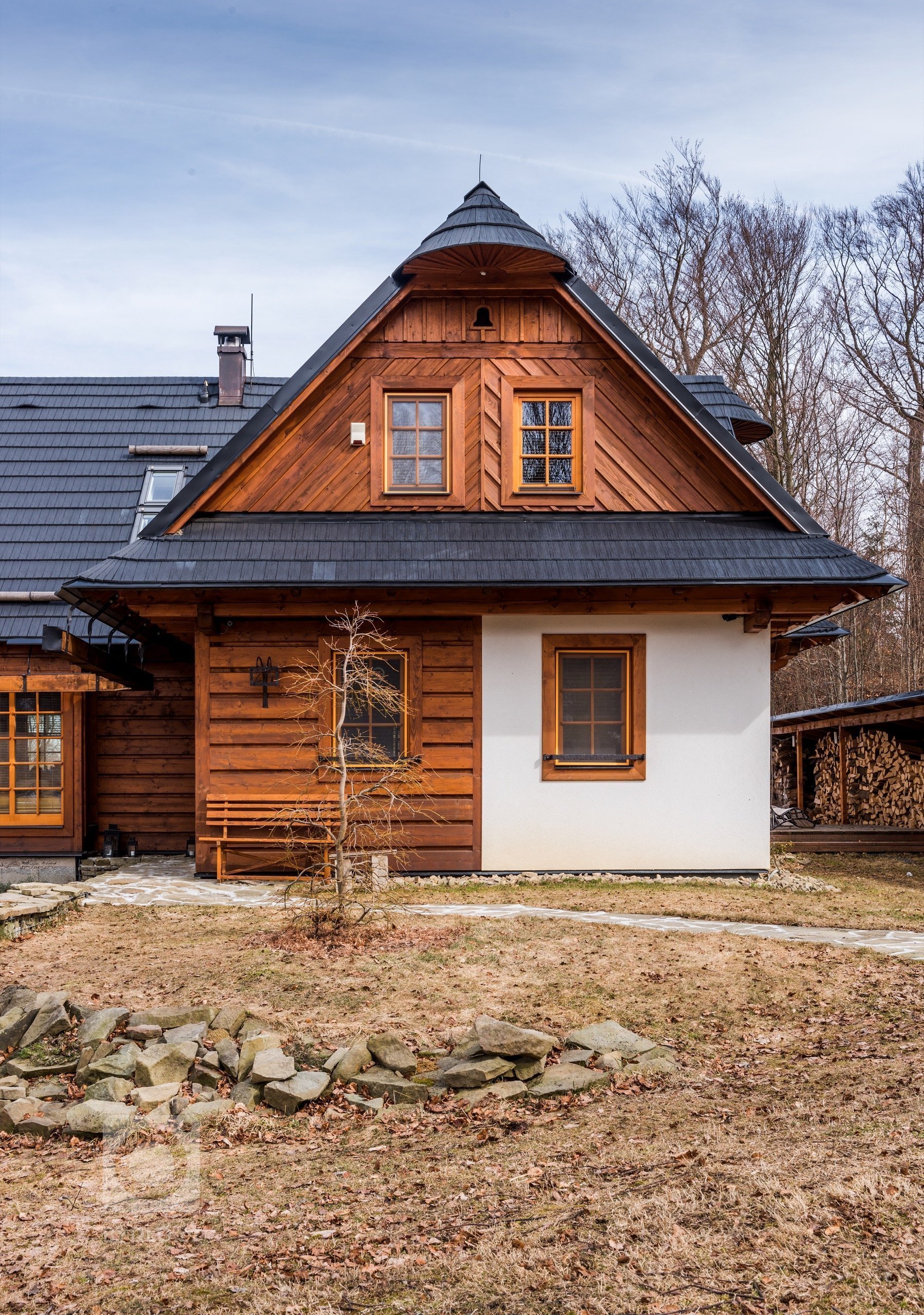 Jako v pohádce. Masivní dubové plochy, lakovaná dvířka v bílém matu a poctivé charisma dřeva tu doplňují moderní technologie. Když chcete zůstat za pecí, díky…