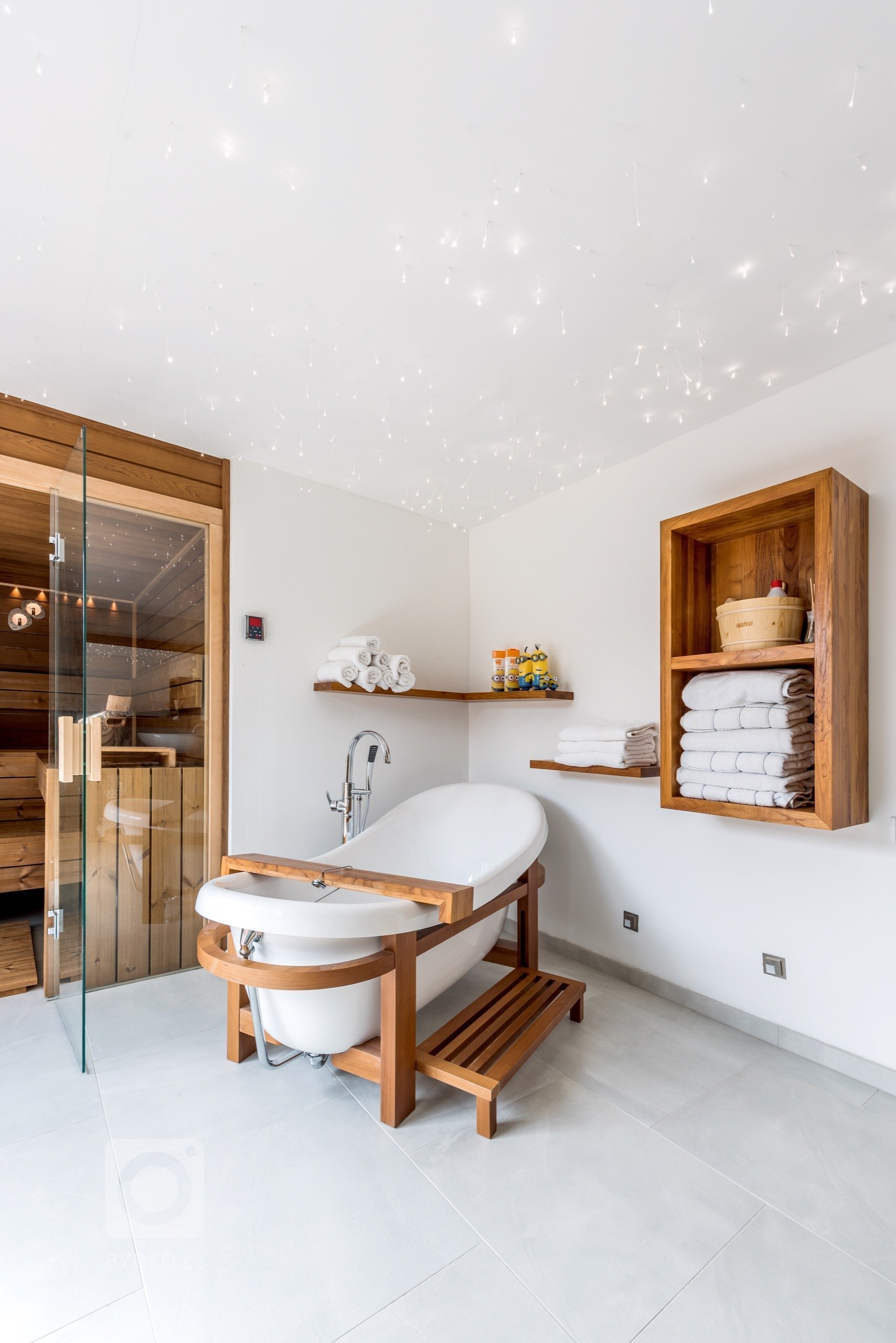 Jako v pohádce. Masivní dubové plochy, lakovaná dvířka v bílém matu a poctivé charisma dřeva tu doplňují moderní technologie. Když chcete zůstat za pecí, díky…