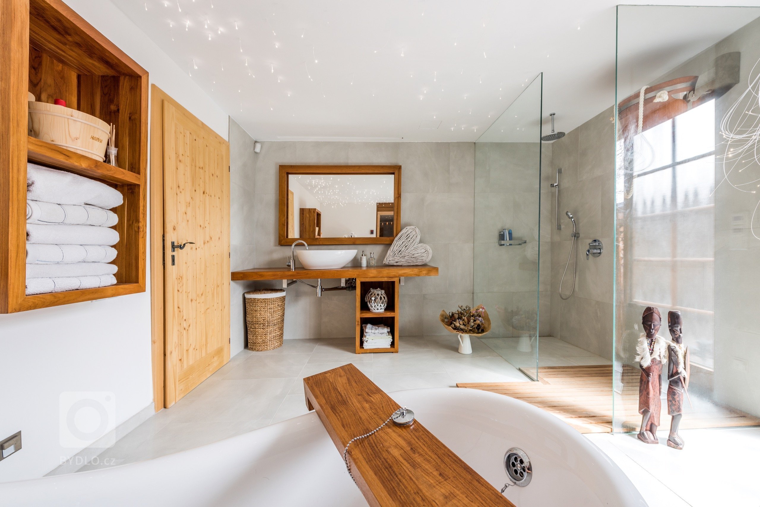 Jako v pohádce. Masivní dubové plochy, lakovaná dvířka v bílém matu a poctivé charisma dřeva tu doplňují moderní technologie. Když chcete zůstat za pecí, díky…