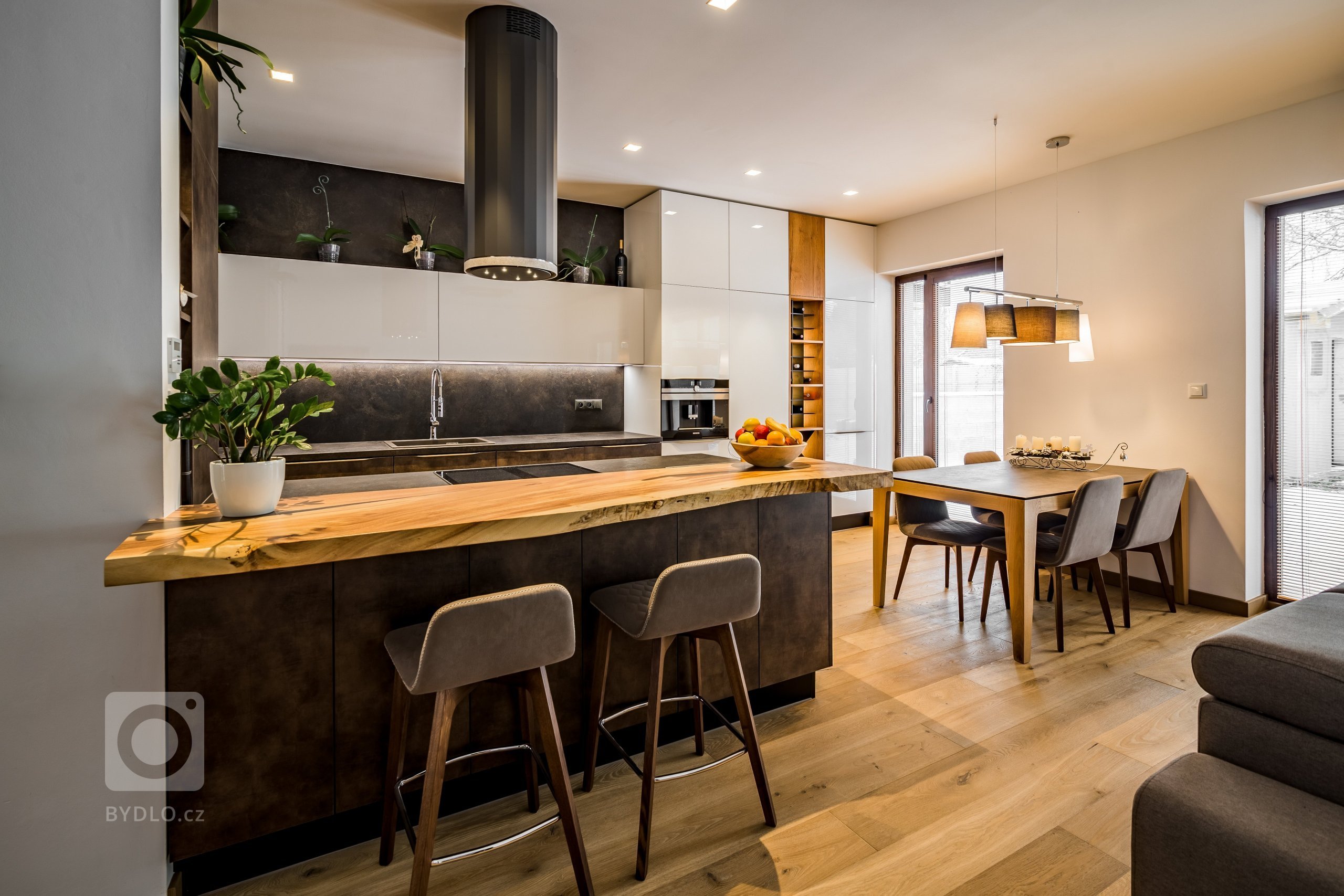 Ve spojení s přírodou.
Provedení: Lesklý Lak / Creative
Barva: Bílá / Vintage Bronz