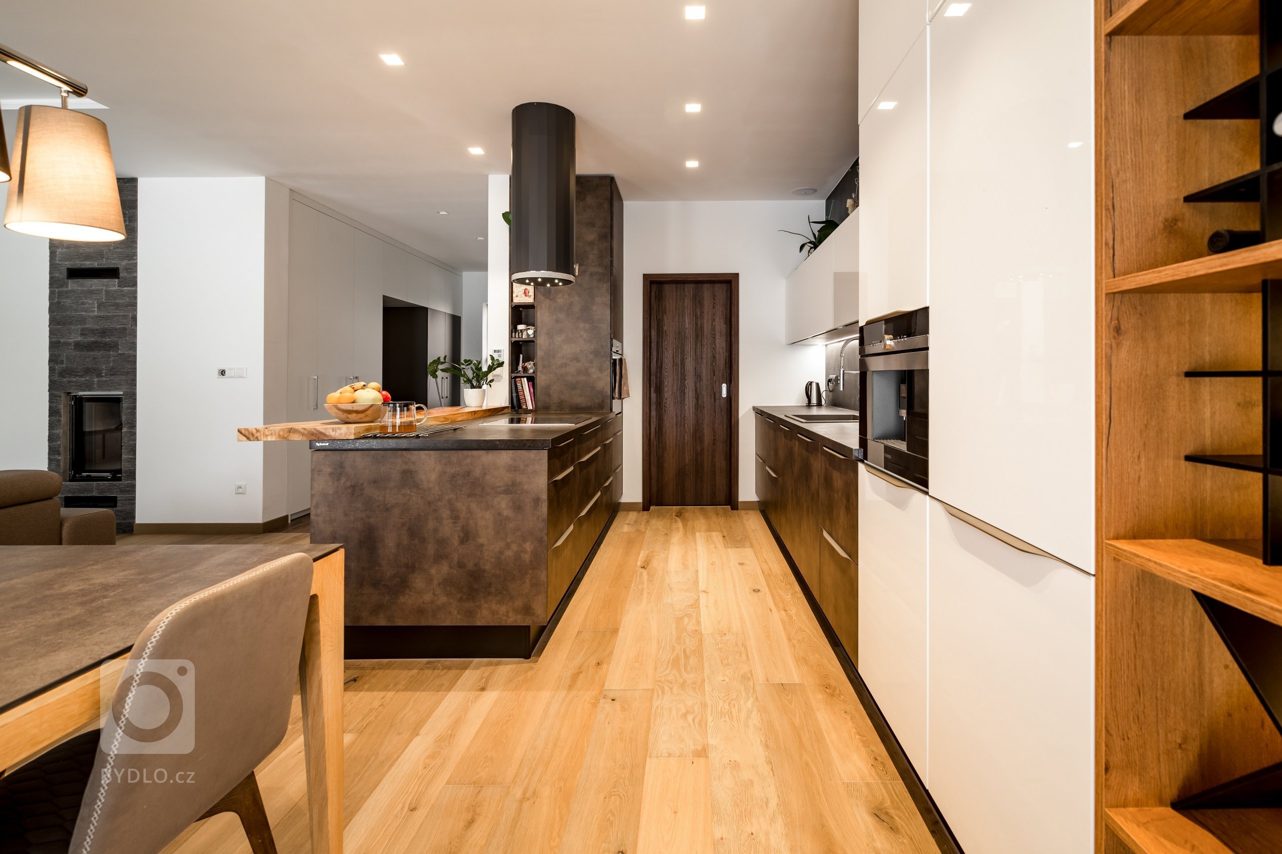 Ve spojení s přírodou.
Provedení: Lesklý Lak / Creative
Barva: Bílá / Vintage Bronz