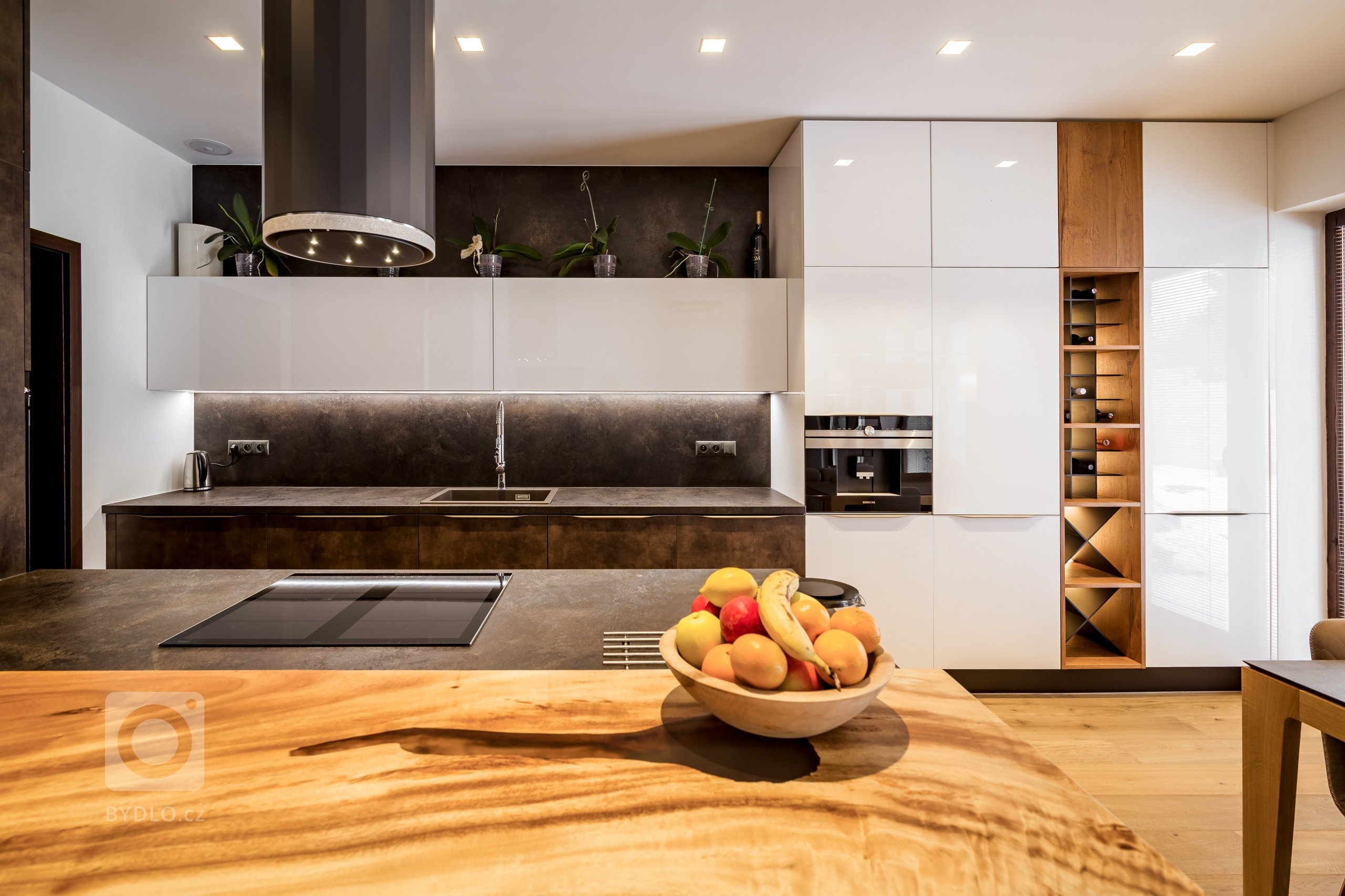 Ve spojení s přírodou.
Provedení: Lesklý Lak / Creative
Barva: Bílá / Vintage Bronz