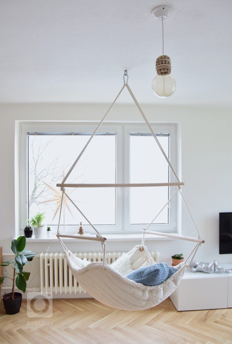 Autorské křeslo je vyrobeno z pevných přírodních materiálů a je propracováno do posledního detailu. Díky výplni drží tvar, takže se při odpočinku v něm…