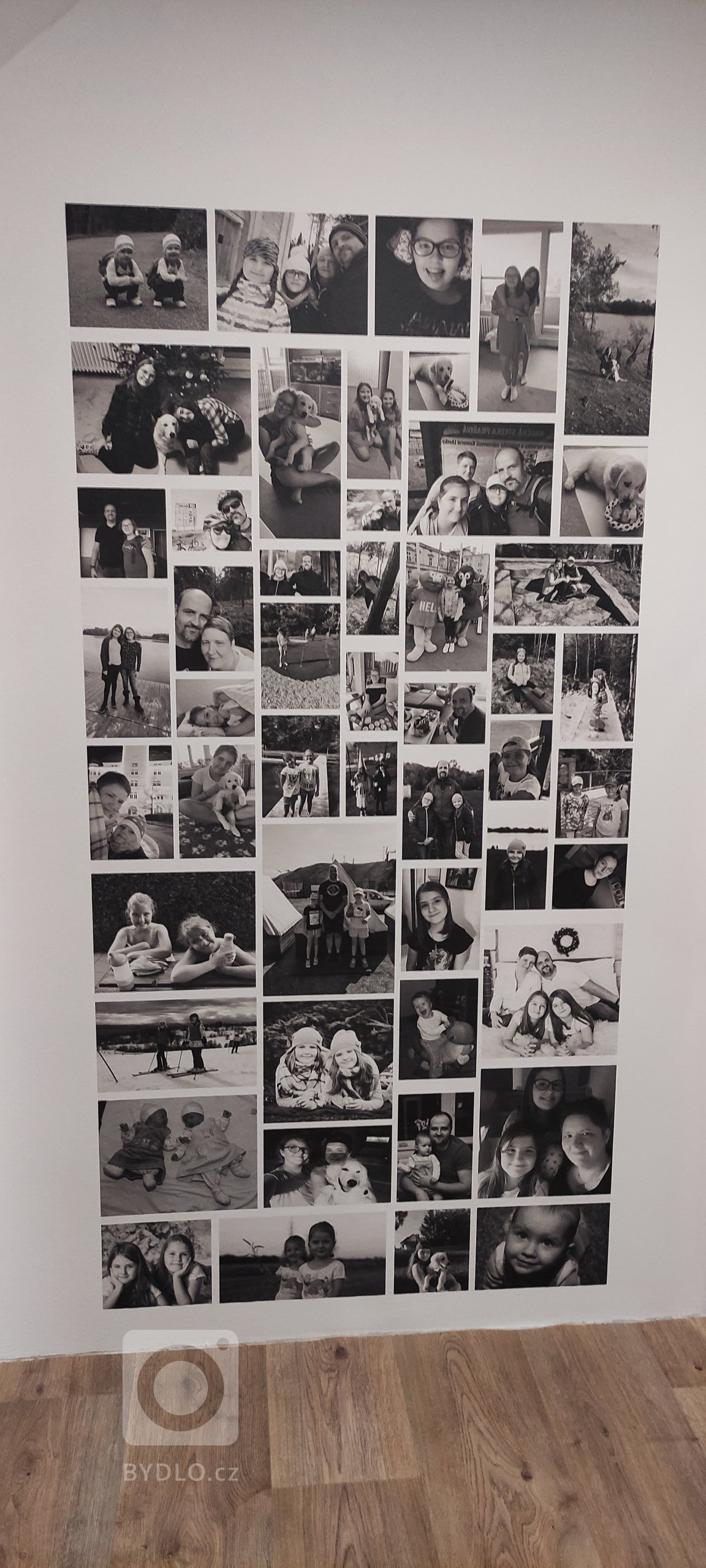 Klientka si vybrala rovnoměrný styl koláže bez překrývání, s bílými rámečky kolem jednotlivých fotografií, aby tapeta působila jako opravdové fotografie v…