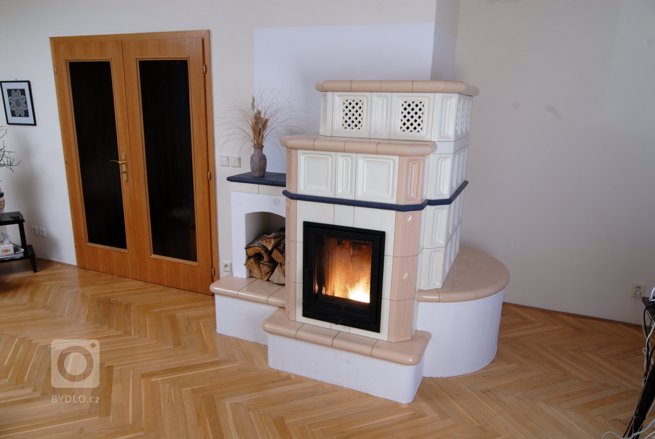 Nejsou kamna jako kamna. Některé zdobí, jiná vytápí. A některá umí obojí...

Kombinace několika glazur a zdobených prvků se pro prvorepublikovou vilu skvěle…