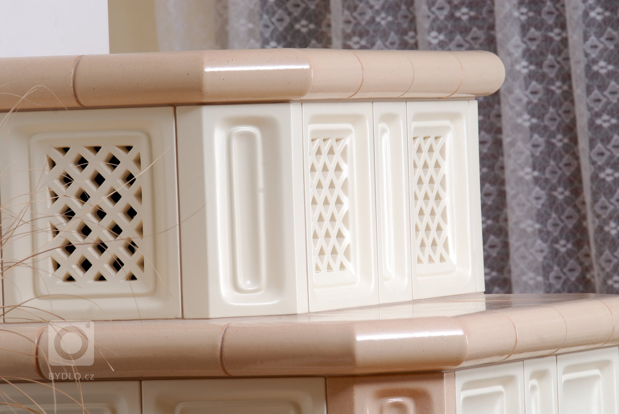 Nejsou kamna jako kamna. Některé zdobí, jiná vytápí. A některá umí obojí...

Kombinace několika glazur a zdobených prvků se pro prvorepublikovou vilu skvěle…