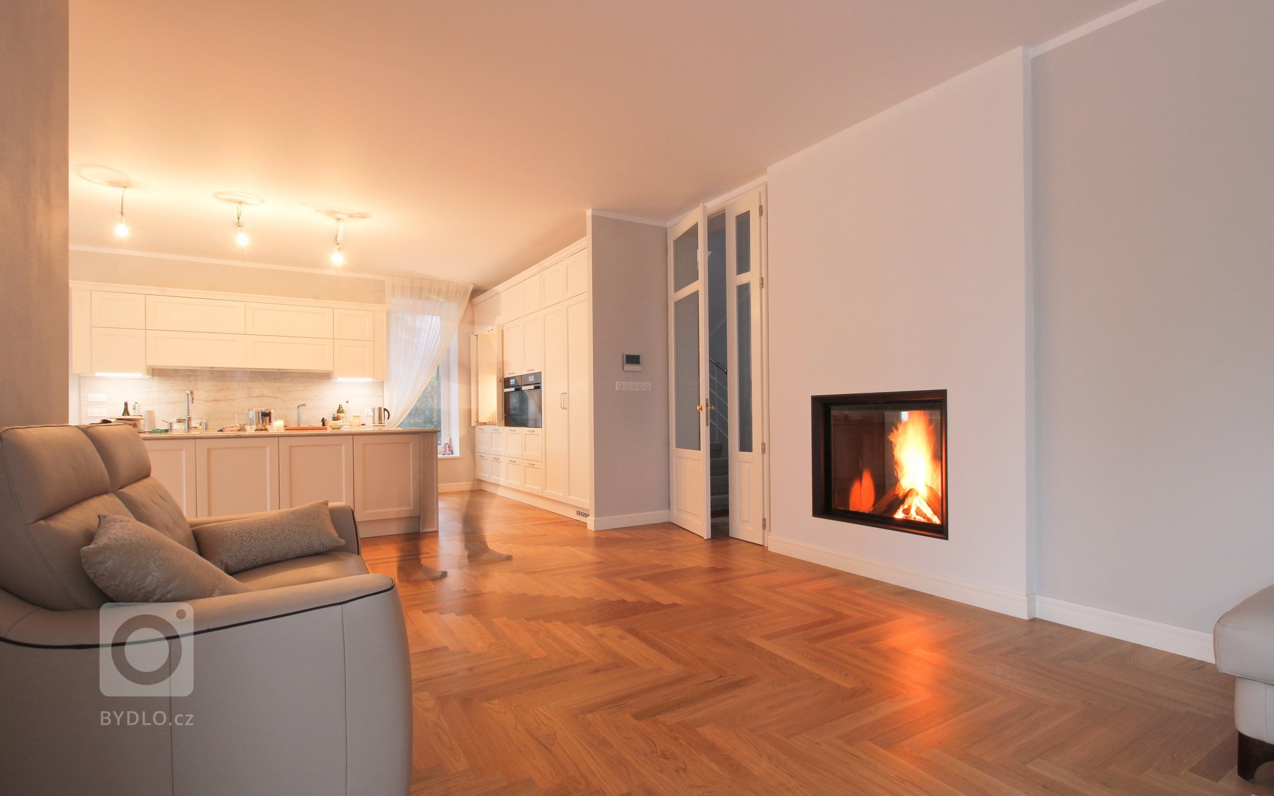 Průhledový krb je přání mnohých, jen dispozice domů tomu často nenahrává. Už jen nutný odstup od horkého skla krbu v řádu desítek centimetrů limituje mnoho…