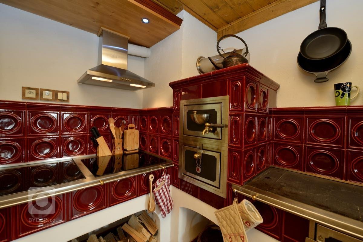 Honzovská pec, kachlová pec nebo kachlová kamna. Tak to vše v tomto projektu NENAJDETE :)

Šarlatově červený KACHLOVÝ SPORÁK jsme realizovali do krkonošské…