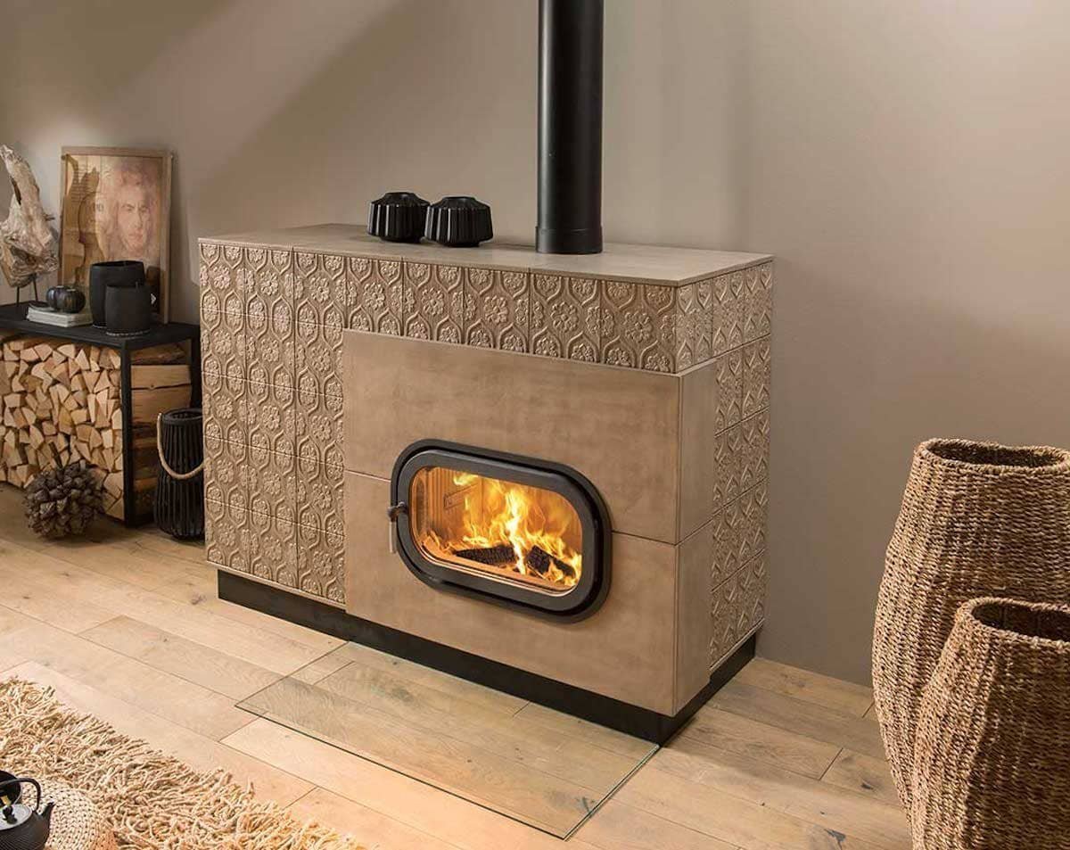 Naším cílem je navrhovat a stavět originální a přitom vysoce funkční kamna, krby, kachlové pece a sporáky ušité na míru všem, kteří touží přivést teplo do…