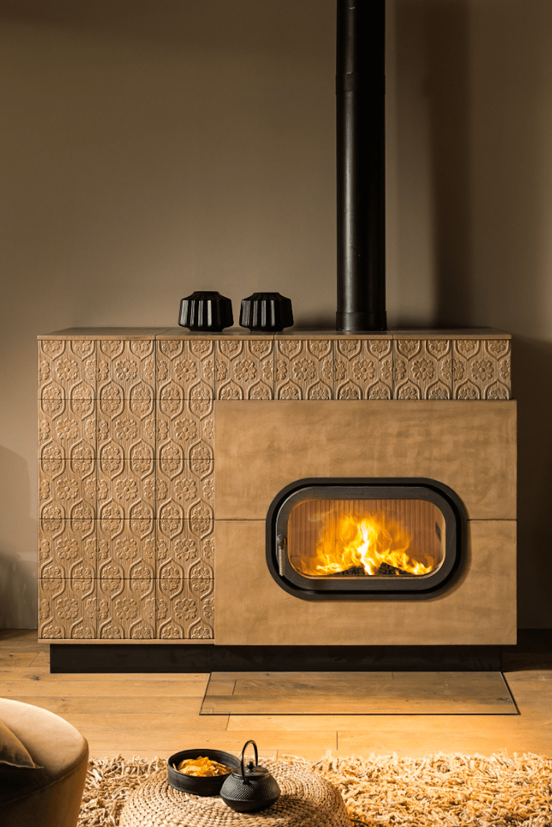 Naším cílem je navrhovat a stavět originální a přitom vysoce funkční kamna, krby, kachlové pece a sporáky ušité na míru všem, kteří touží přivést teplo do…