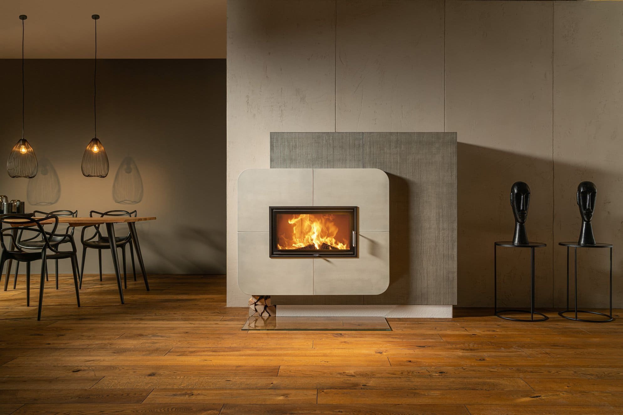 Naším cílem je navrhovat a stavět originální a přitom vysoce funkční kamna, krby, kachlové pece a sporáky ušité na míru všem, kteří touží přivést teplo do…