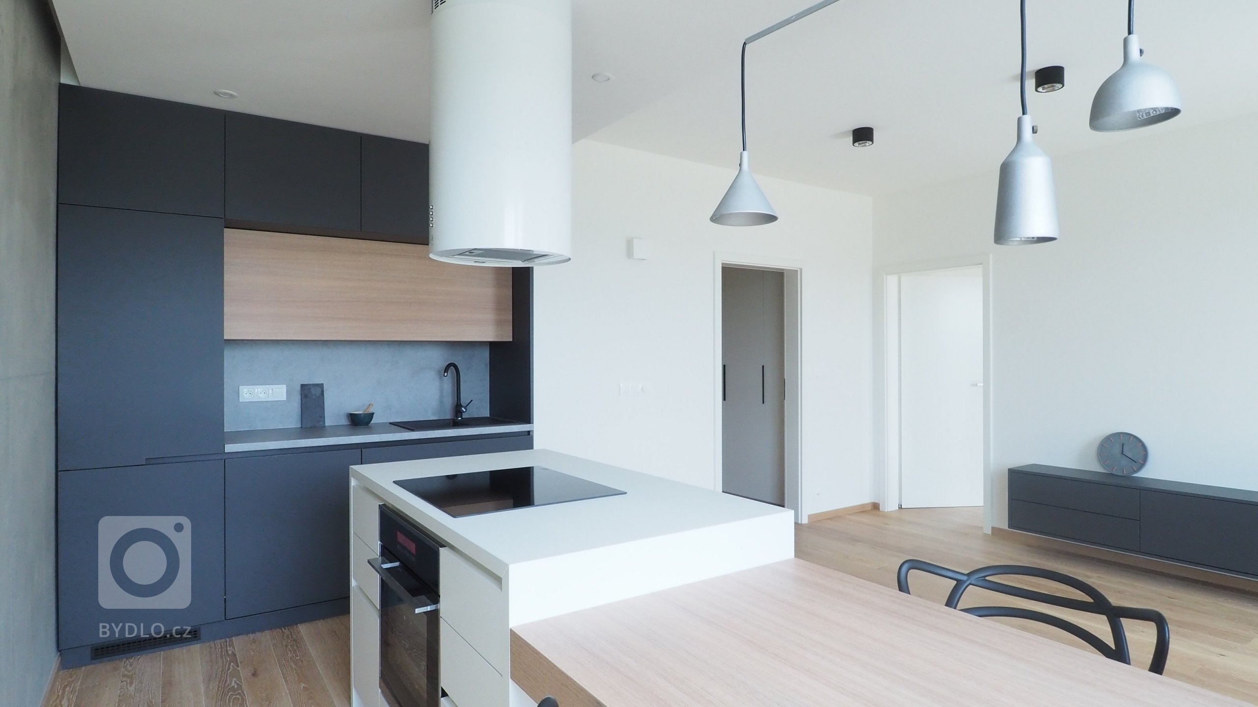 Vybavení bytu 2+kk v nové&nbsp;výškové budově v Modřanech. Byt je laděn do lehce industriální podoby s prvky minimalismu, a to díky použitým betonovým stěrkám…