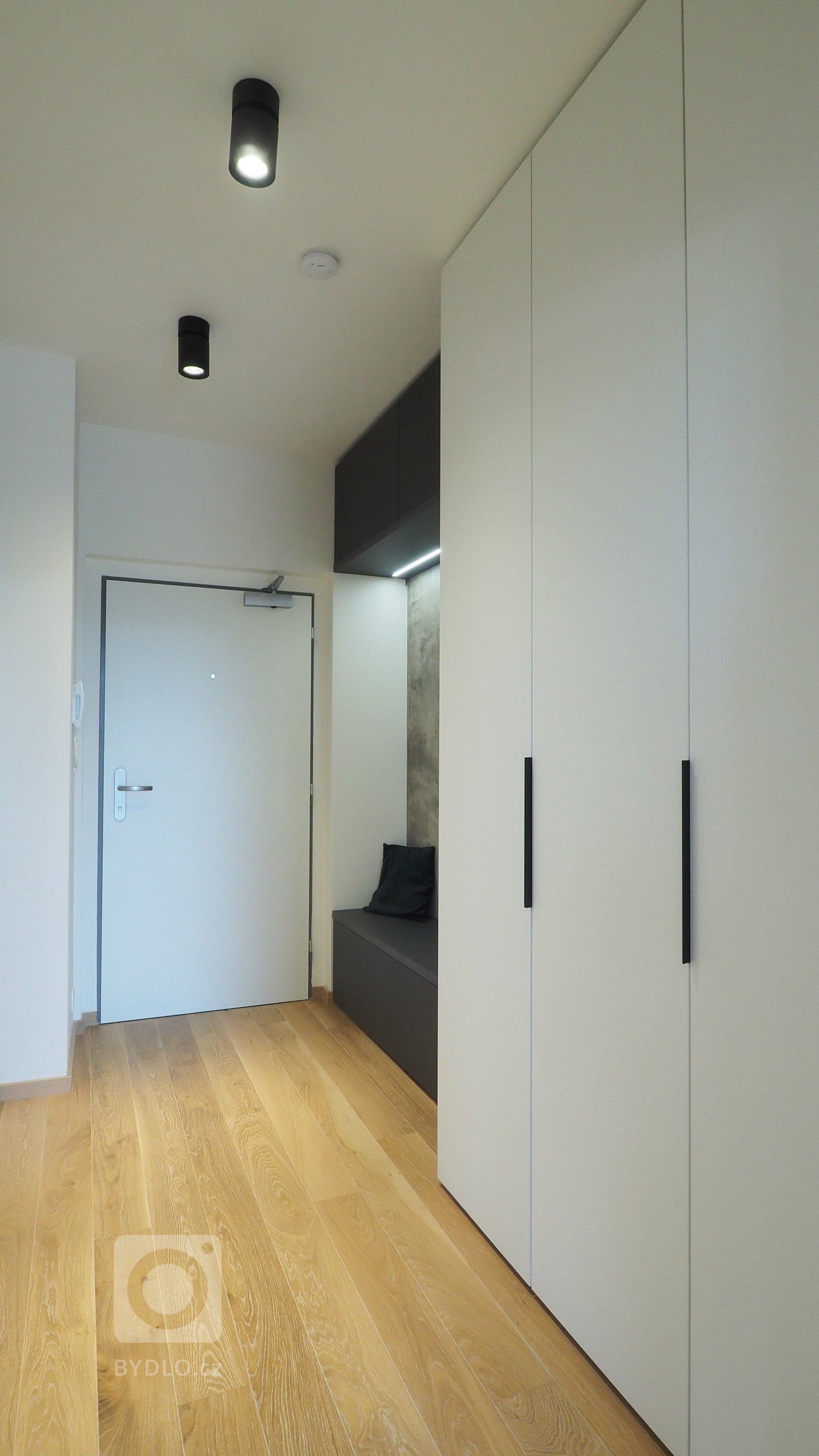 Vybavení bytu 2+kk v nové&nbsp;výškové budově v Modřanech. Byt je laděn do lehce industriální podoby s prvky minimalismu, a to díky použitým betonovým stěrkám…