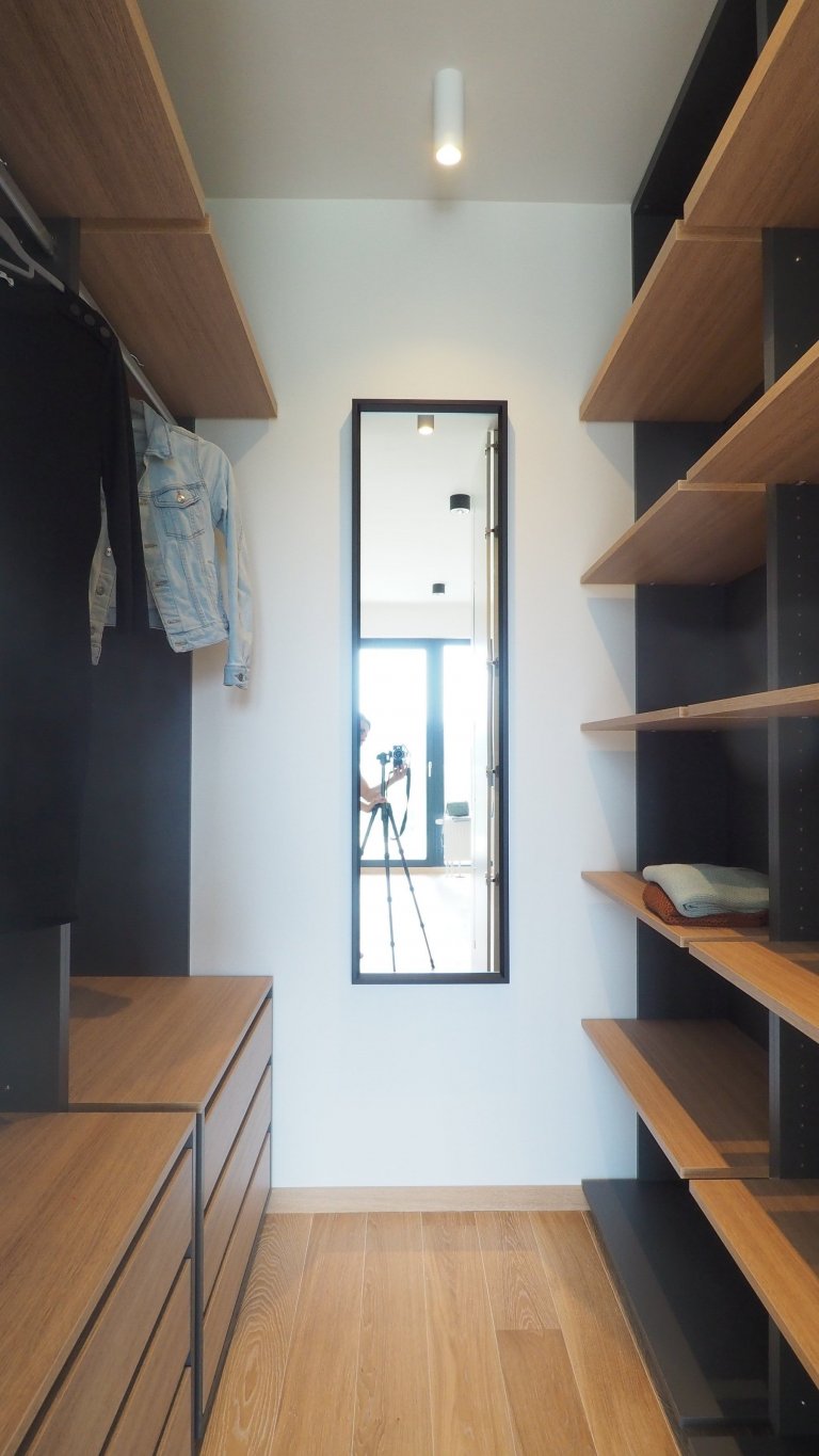 Vybavení bytu 2+kk v nové&nbsp;výškové budově v Modřanech. Byt je laděn do lehce industriální podoby s prvky minimalismu, a to díky použitým betonovým stěrkám…