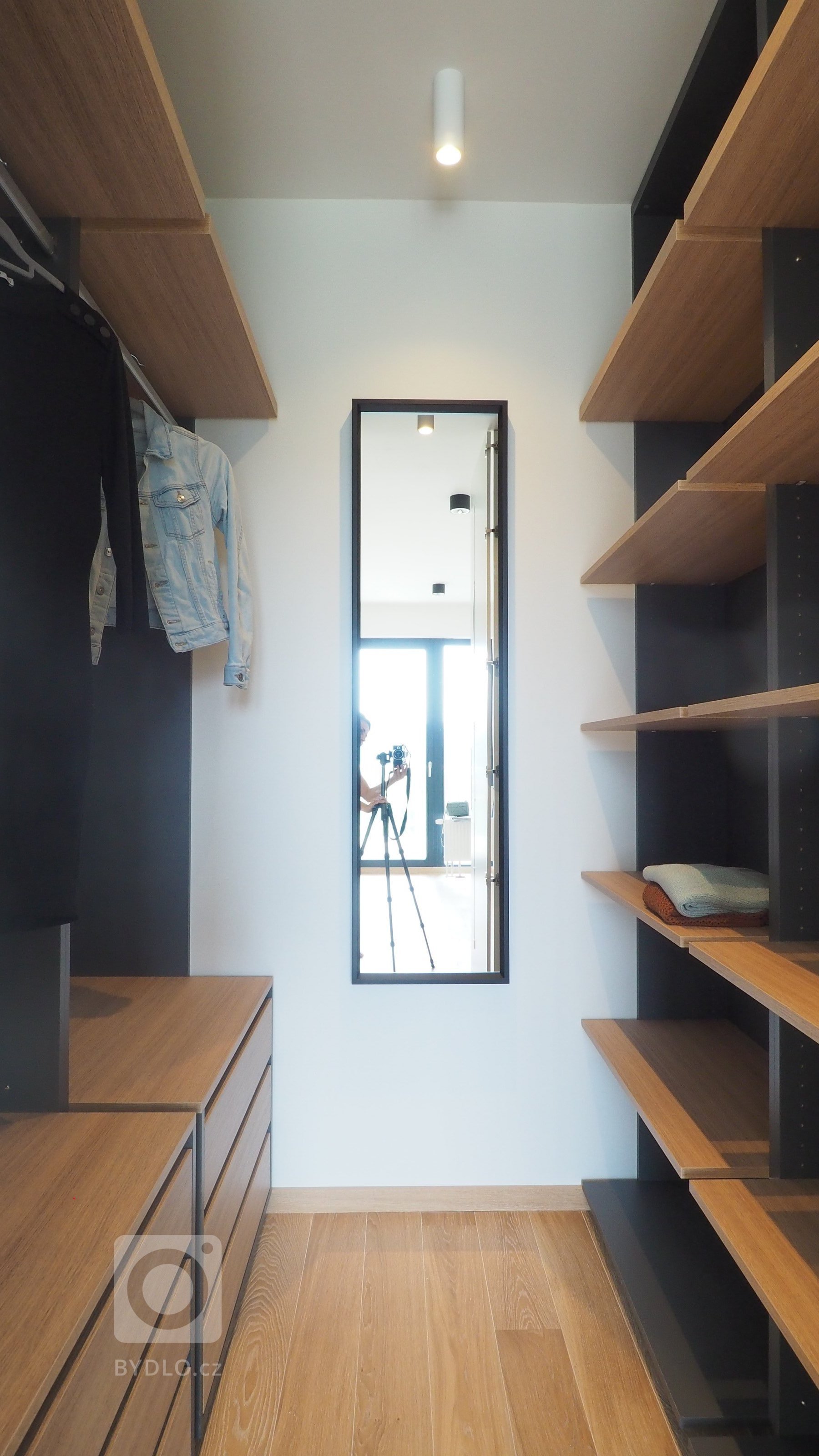 Vybavení bytu 2+kk v nové&nbsp;výškové budově v Modřanech. Byt je laděn do lehce industriální podoby s prvky minimalismu, a to díky použitým betonovým stěrkám…