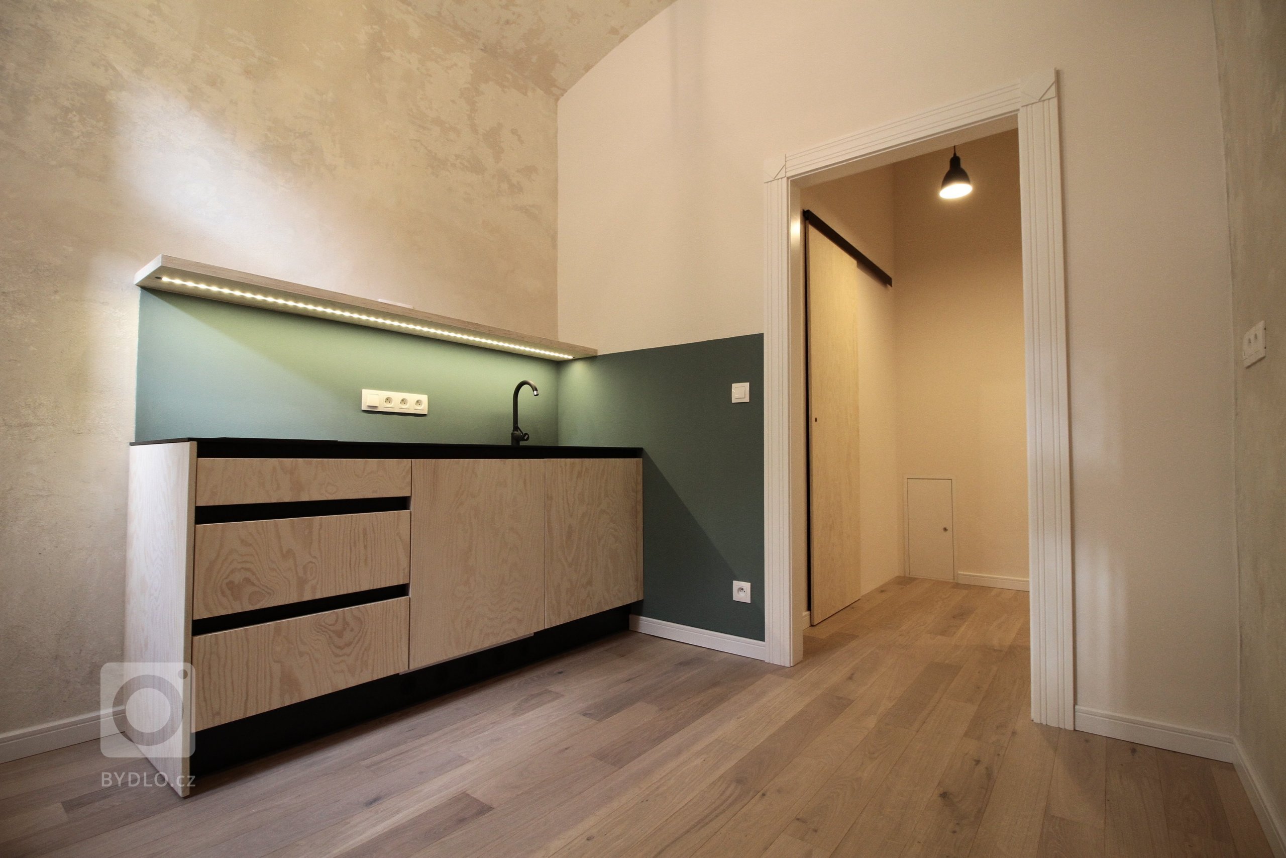 Představuji vám vlastní ateliér, který vznikl kompletní rekonstrukcí velmi neutěšeného prostoru v suterénu činžovního domu z počátku 20.století. Záměrem bylo…