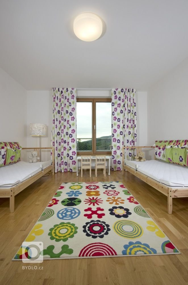 Jedná se onávrh interiéru RD s převažujícím barevným ladění m v odstínech &nbsp;bílé, šedé a antracitové v kontrastu s dubovým dřevem nebo dýhou.
