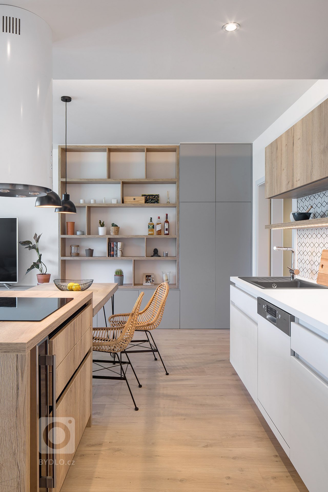 Jedná se o kompletní návrh interiéru bytu o velikosti 3+kk v develeperském projektu nedaleko Prahy.&nbsp; Klienti se na mě naštěstí obrátili včas, a tak jsme…
