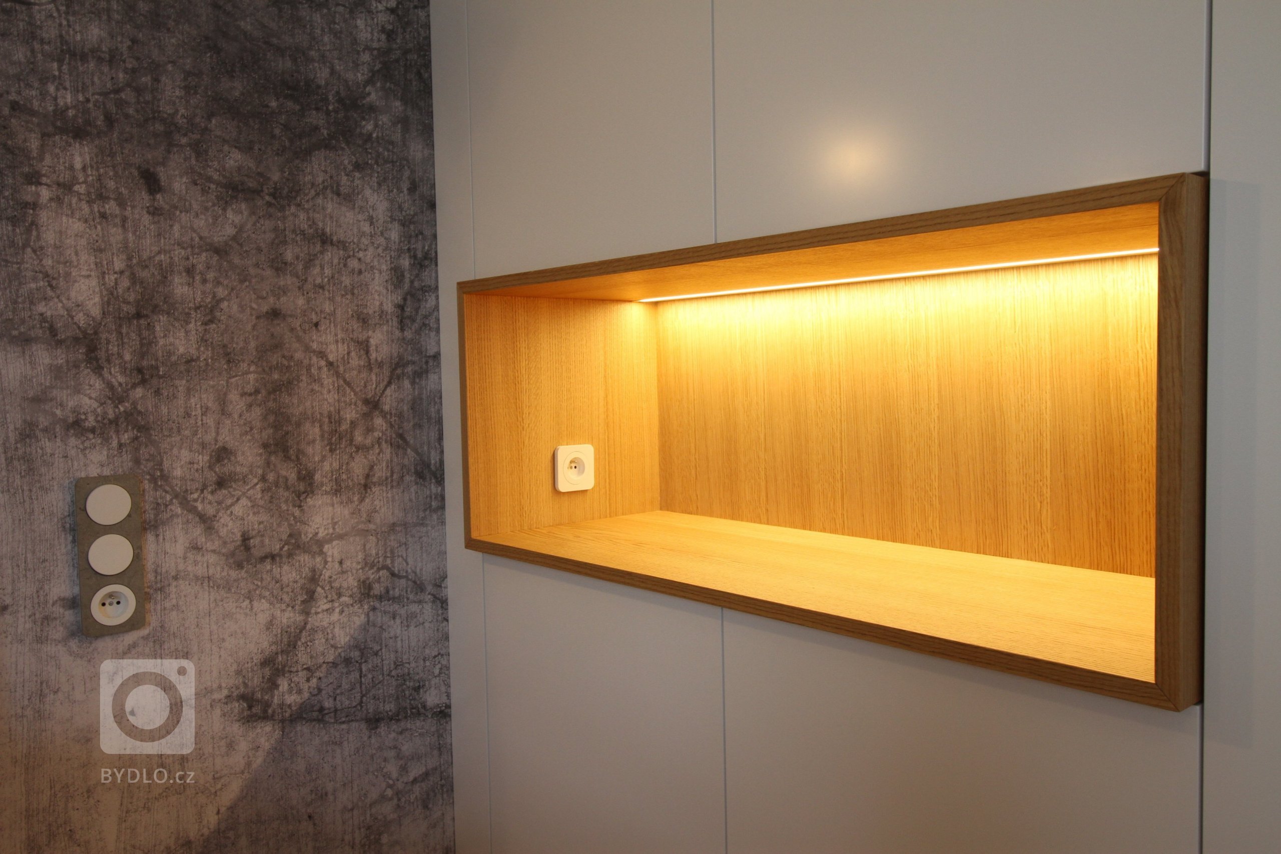 Interiér ložnice s italskou tapetou a svítidly, šatní skříň podle autorského návrhu.
