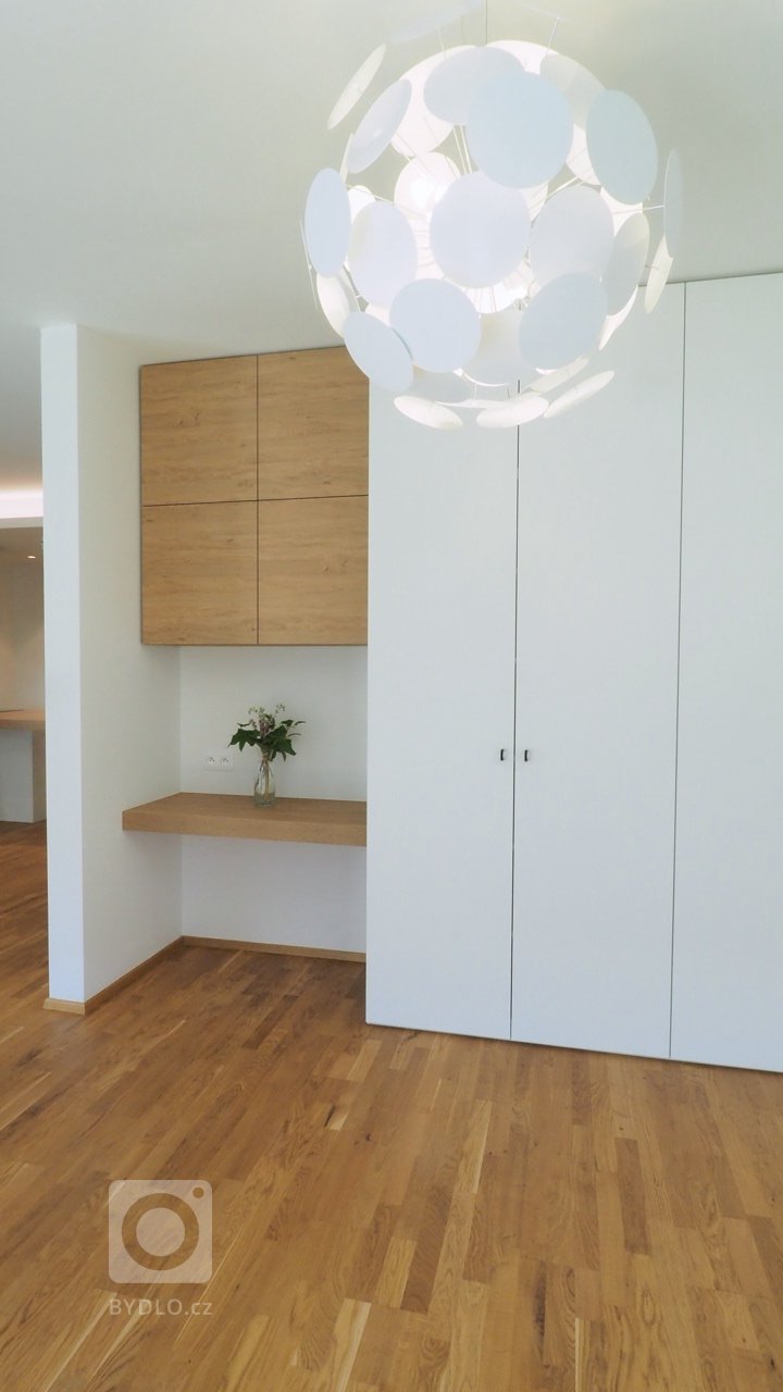 Home staging a zařízení bytu 2 +kk v novostavbě developerského projketu vestavným nábytkem, svítidly, stavební úpravy. Vše v duchu minimalismu.
