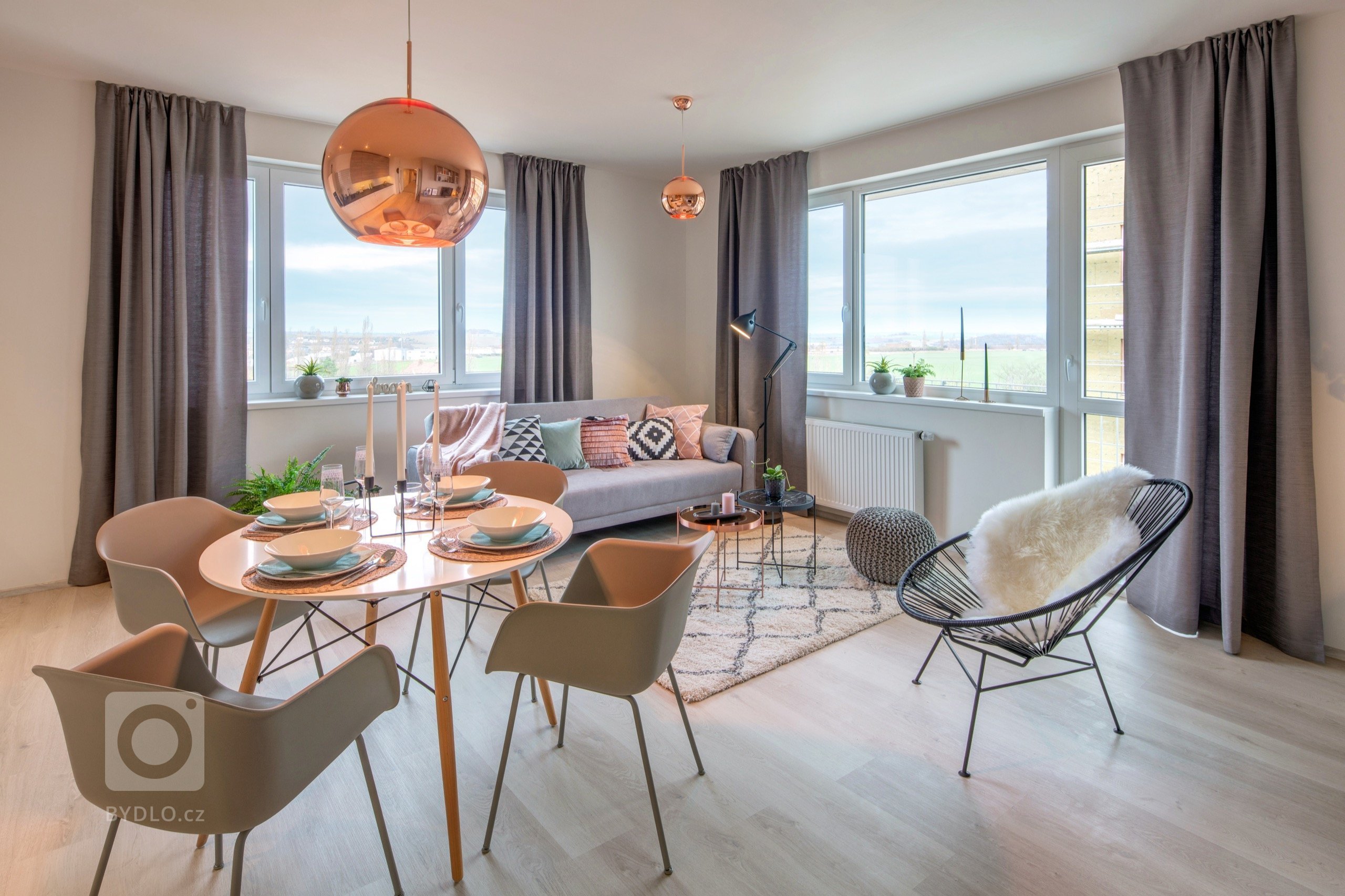 Jelikož se bytový komplex nachází mimo ruch velkoměsta, od začátku jsem chtěla, aby byt působil lehce, vzdušně, uvolněně a hlavně útulně, tak trochu ve smyslu…