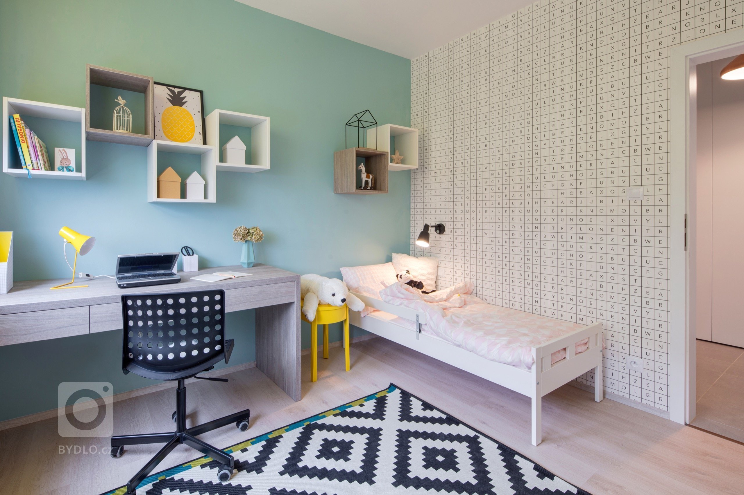 Jelikož se bytový komplex nachází mimo ruch velkoměsta, od začátku jsem chtěla, aby byt působil lehce, vzdušně, uvolněně a hlavně útulně, tak trochu ve smyslu…