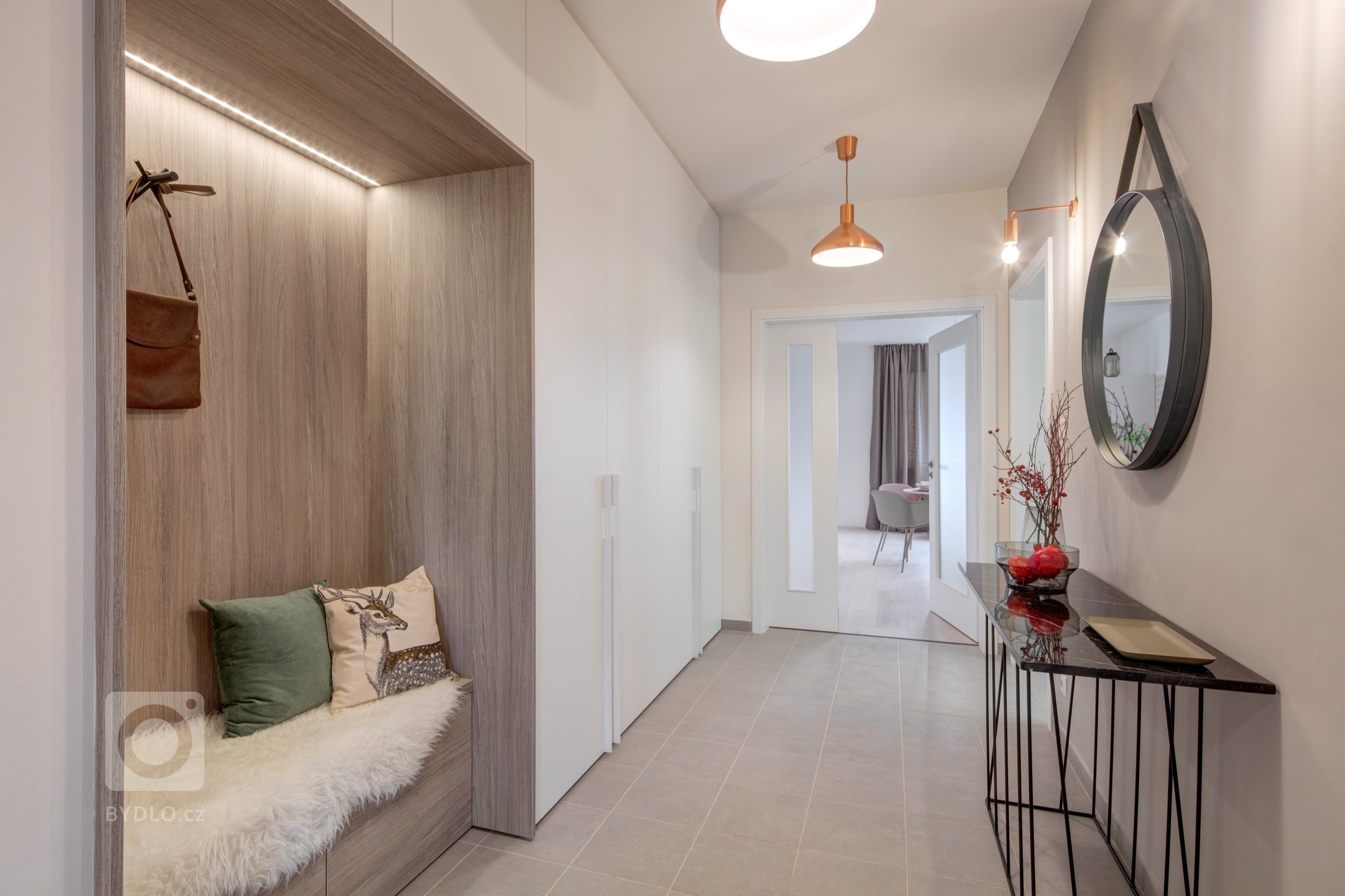 Jelikož se bytový komplex nachází mimo ruch velkoměsta, od začátku jsem chtěla, aby byt působil lehce, vzdušně, uvolněně a hlavně útulně, tak trochu ve smyslu…