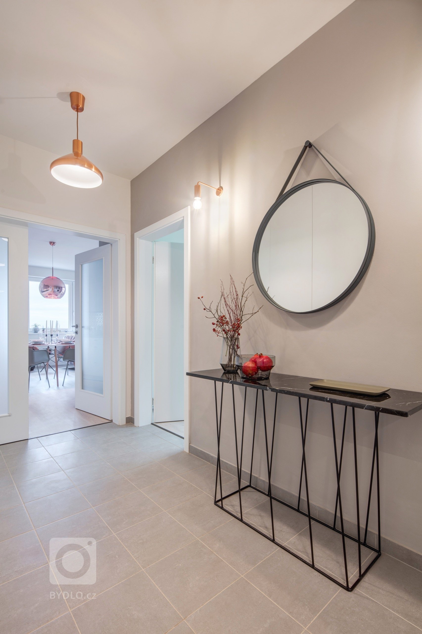 Jelikož se bytový komplex nachází mimo ruch velkoměsta, od začátku jsem chtěla, aby byt působil lehce, vzdušně, uvolněně a hlavně útulně, tak trochu ve smyslu…