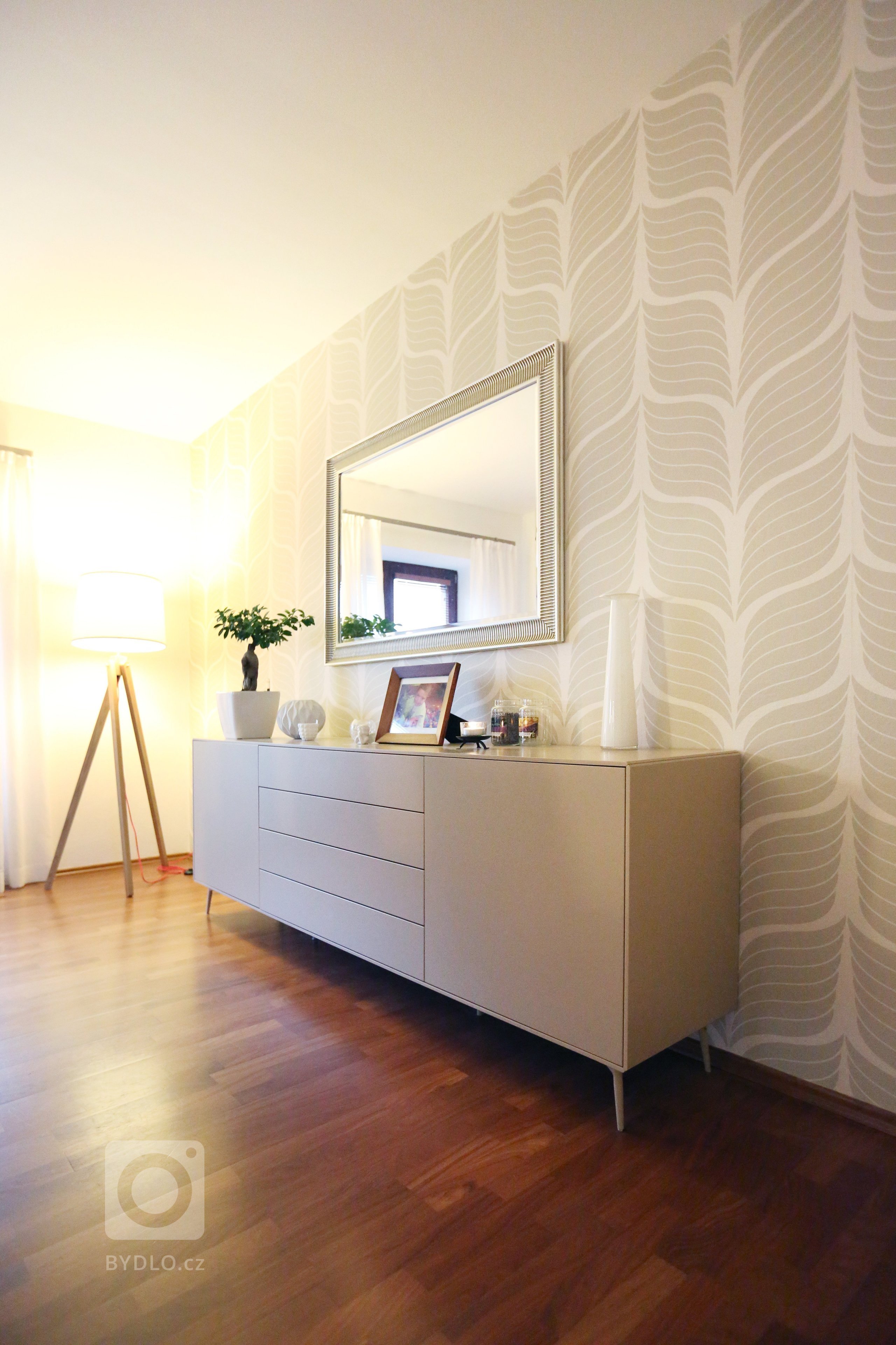 Renovace obývacího pokoje s jídelnou v rodinném domě ve středočeském kraji. Ta zahrnovala výrobu nábytku na míru z lakované MDF, dekorování stěn tapetami a…