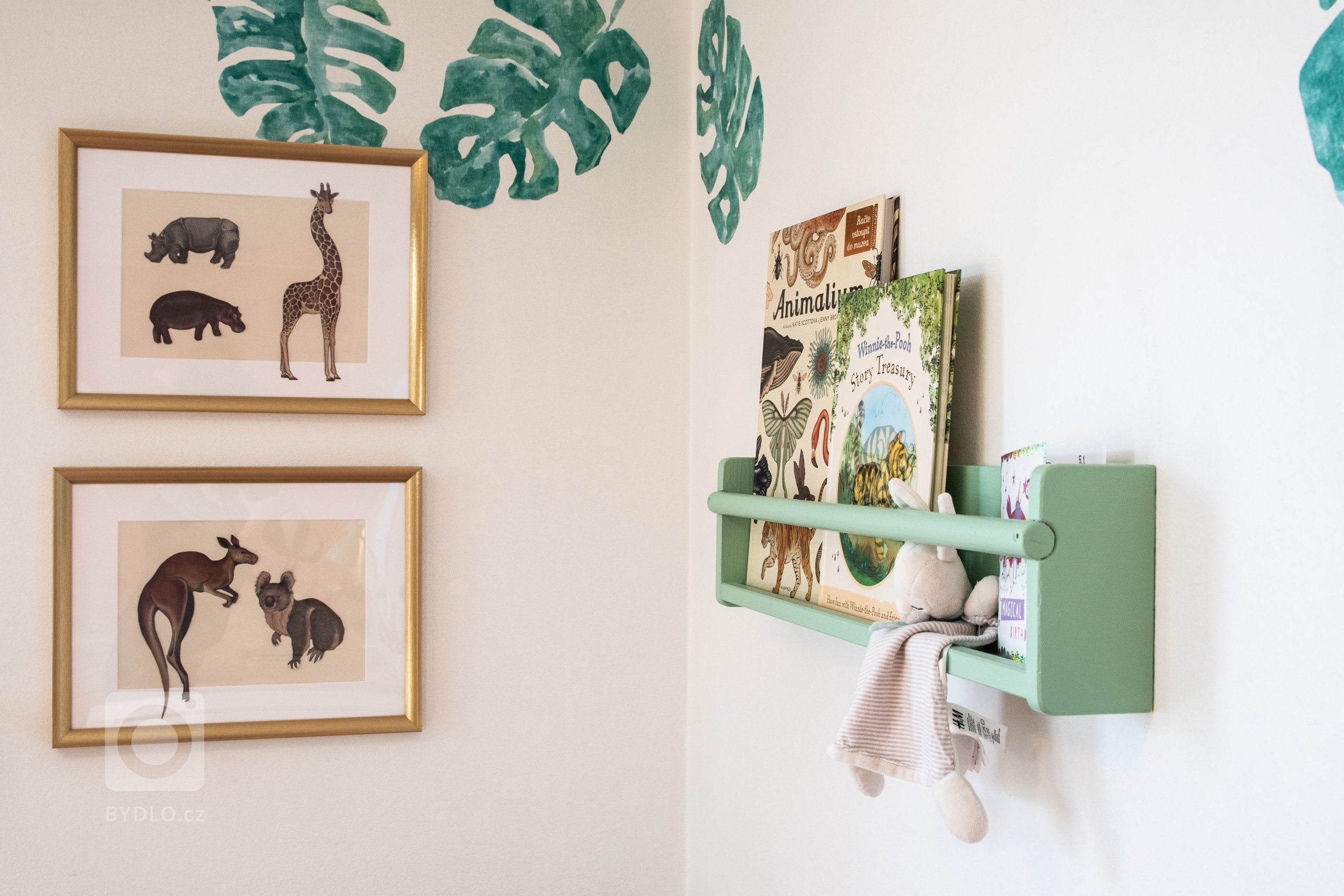 Návrh a realizace pokoje pro dvě holčičky. Pokoji dominuje oblíbená růžová barva na stěně, která je zjemněná zelenobílou tapetou a jemně zelenými doplňky.…