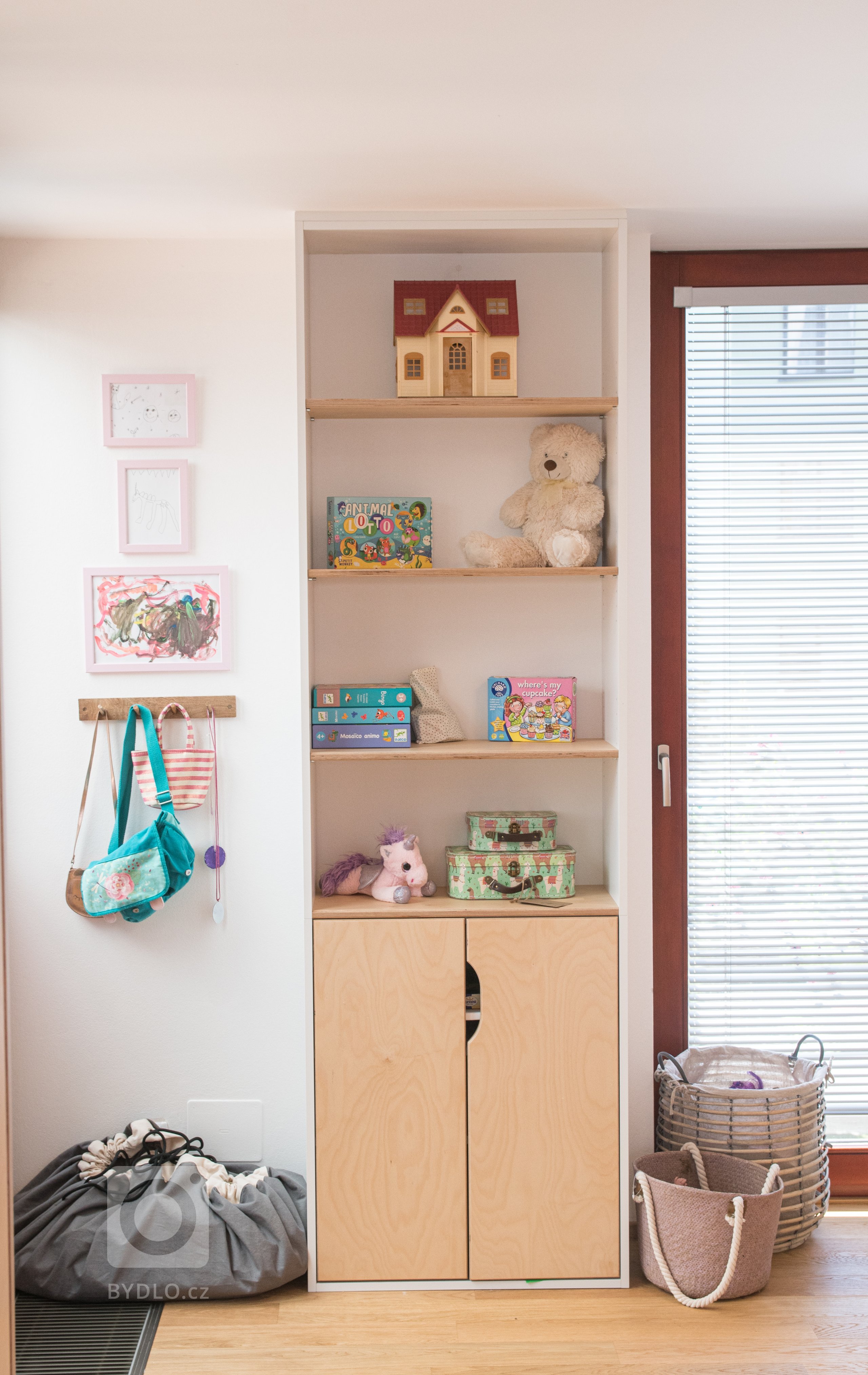 Návrh a realizace pokoje pro dvě holčičky. Pokoji dominuje oblíbená růžová barva na stěně, která je zjemněná zelenobílou tapetou a jemně zelenými doplňky.…