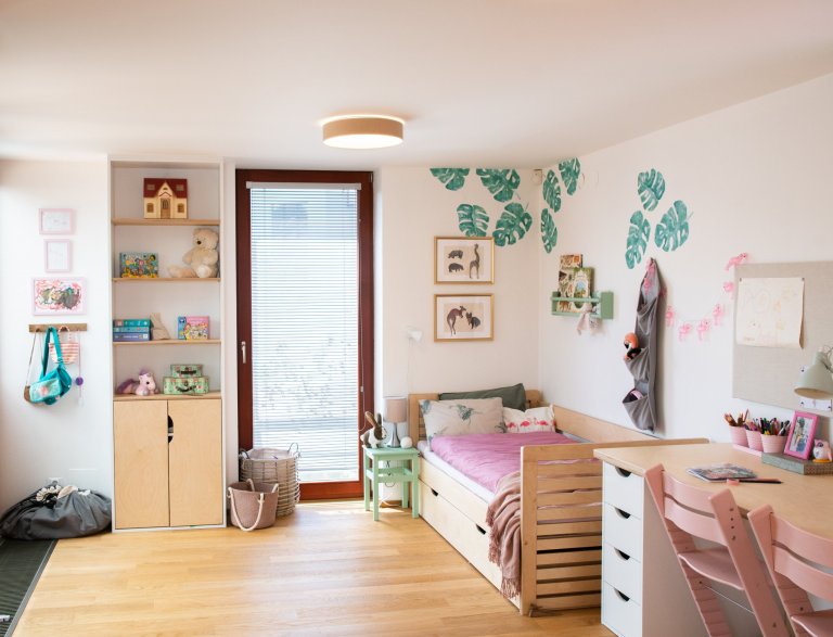 Návrh a realizace pokoje pro dvě holčičky. Pokoji dominuje oblíbená růžová barva na stěně, která je zjemněná zelenobílou tapetou a jemně zelenými doplňky.…