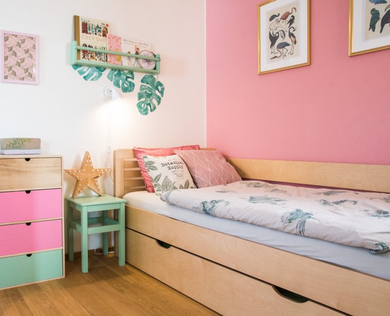 Návrh a realizace pokoje pro dvě holčičky. Pokoji dominuje oblíbená růžová barva na stěně, která je zjemněná zelenobílou tapetou a jemně zelenými doplňky.…