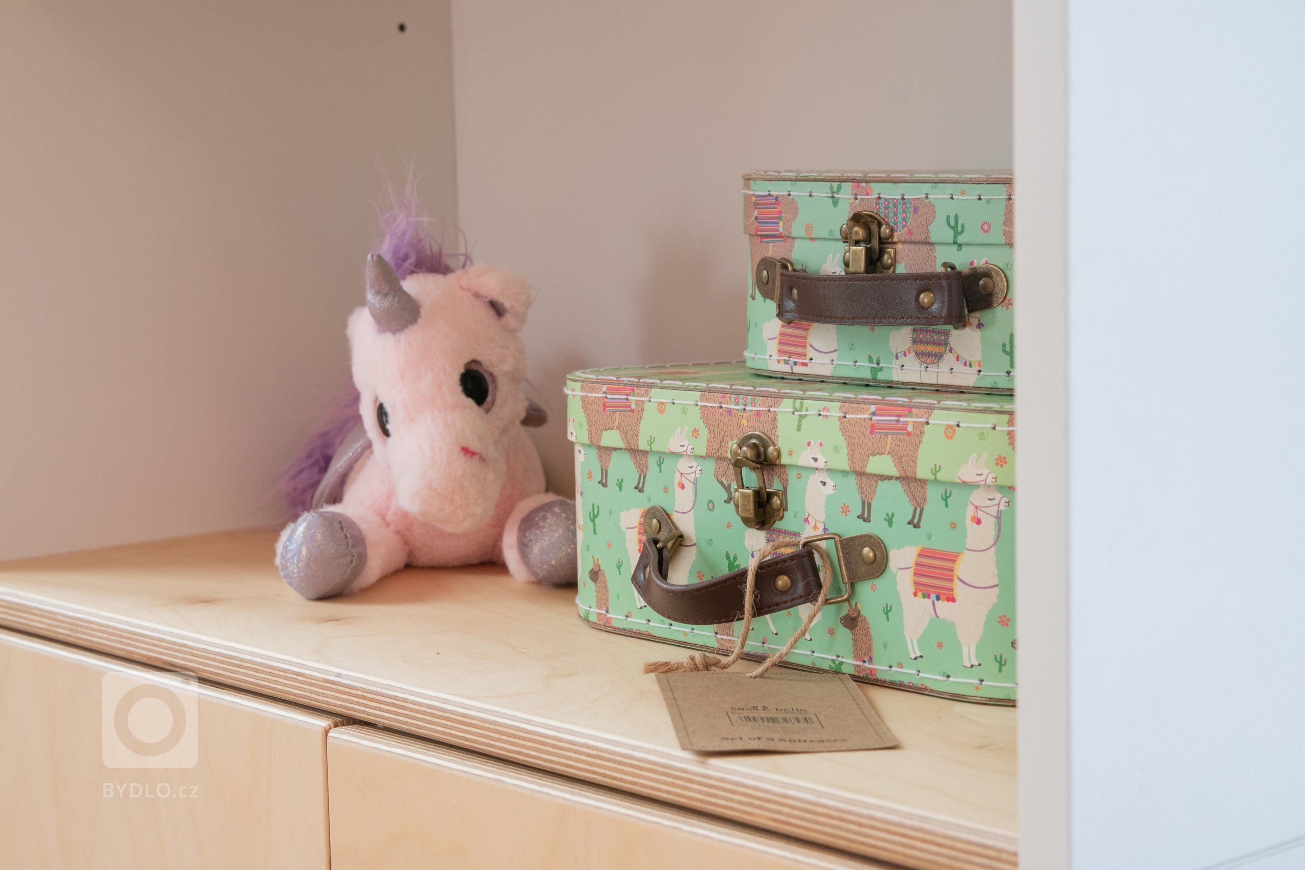 Návrh a realizace pokoje pro dvě holčičky. Pokoji dominuje oblíbená růžová barva na stěně, která je zjemněná zelenobílou tapetou a jemně zelenými doplňky.…