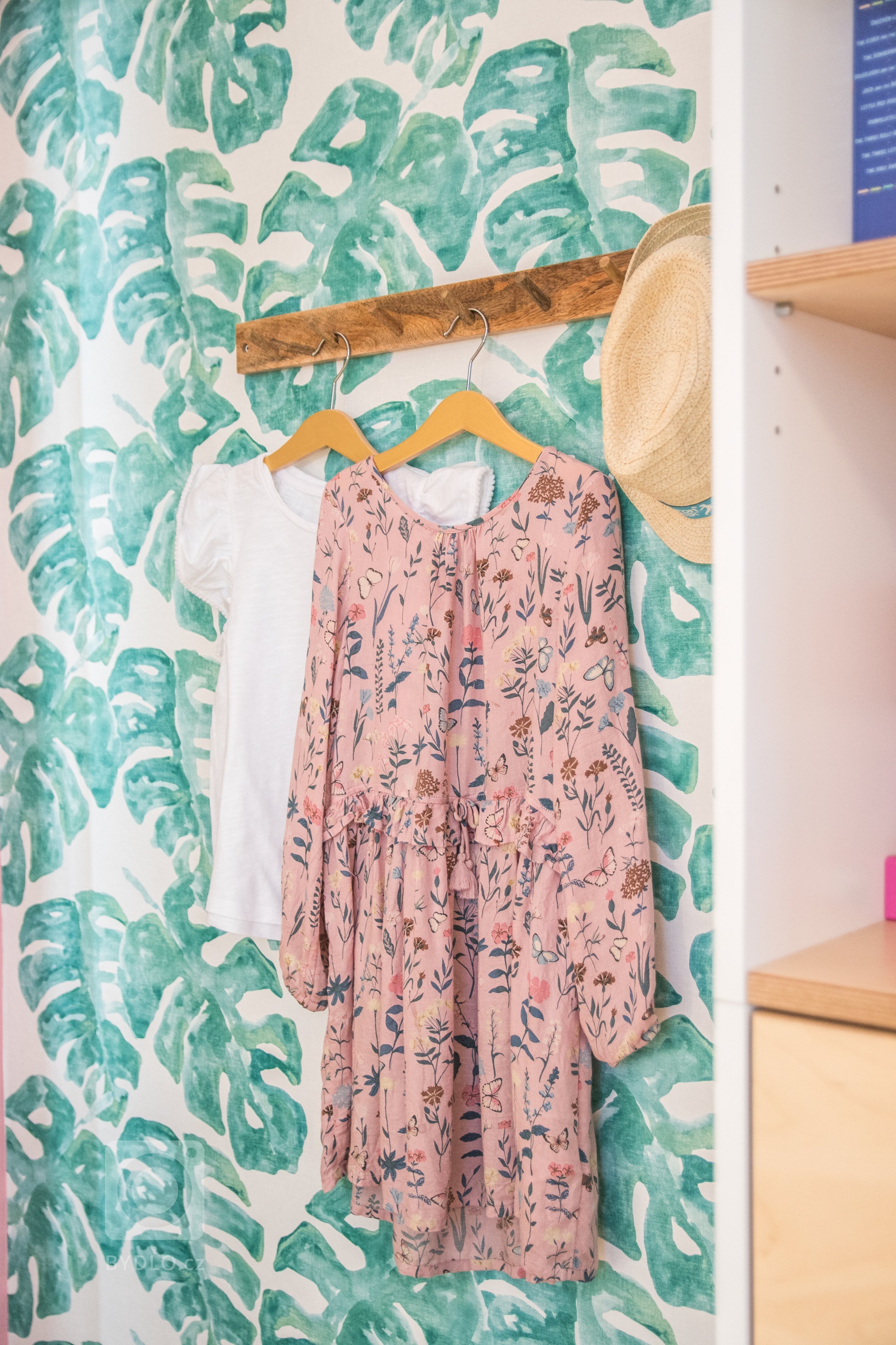 Návrh a realizace pokoje pro dvě holčičky. Pokoji dominuje oblíbená růžová barva na stěně, která je zjemněná zelenobílou tapetou a jemně zelenými doplňky.…