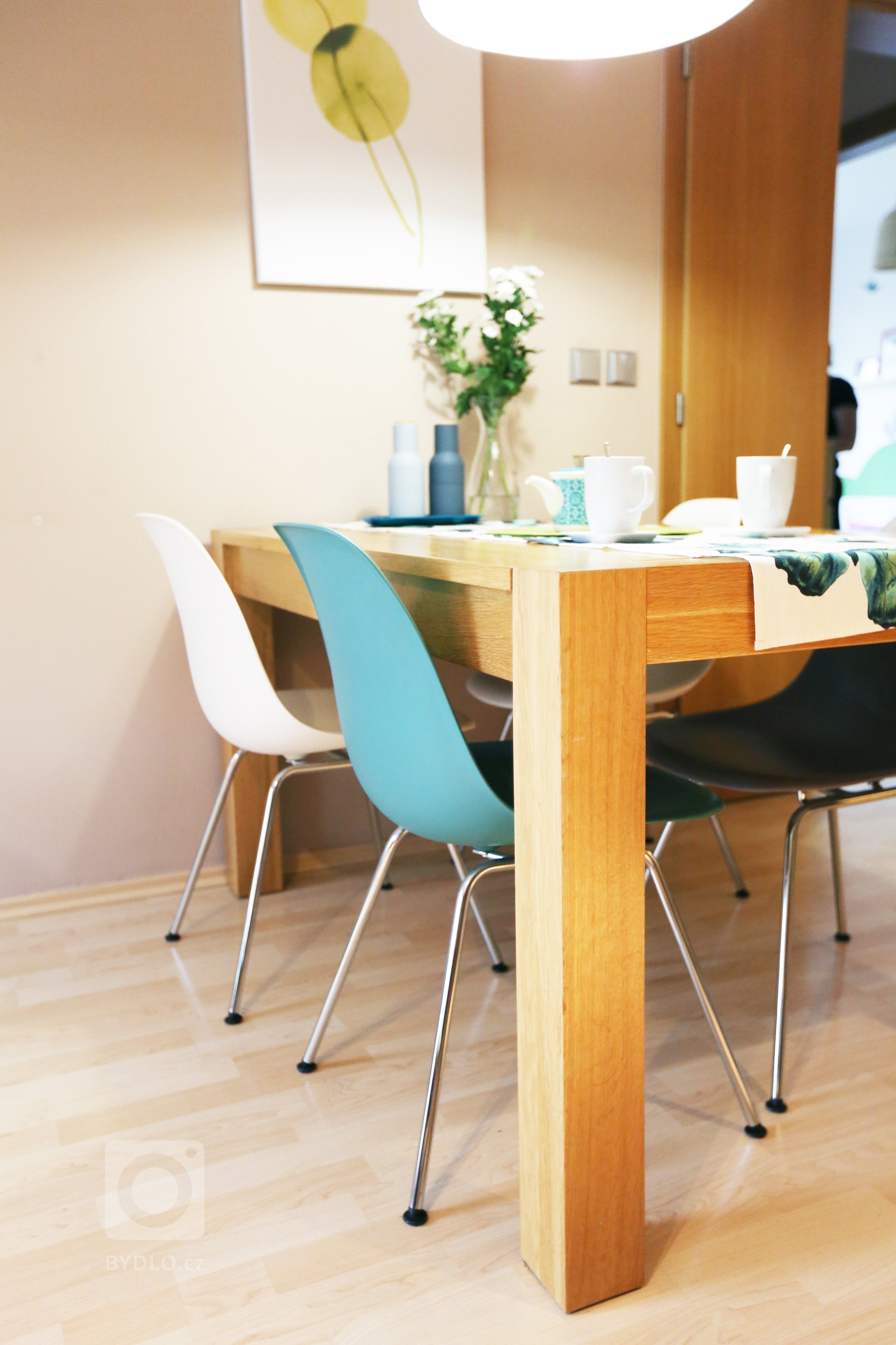 Návrh a realizace obývacího pokoje s velkou knihovnou a pracovním koutem. Knihovna na míru je vyrobena z dubové dýhy, jídelní stůl z masivního dubu, ostatní…