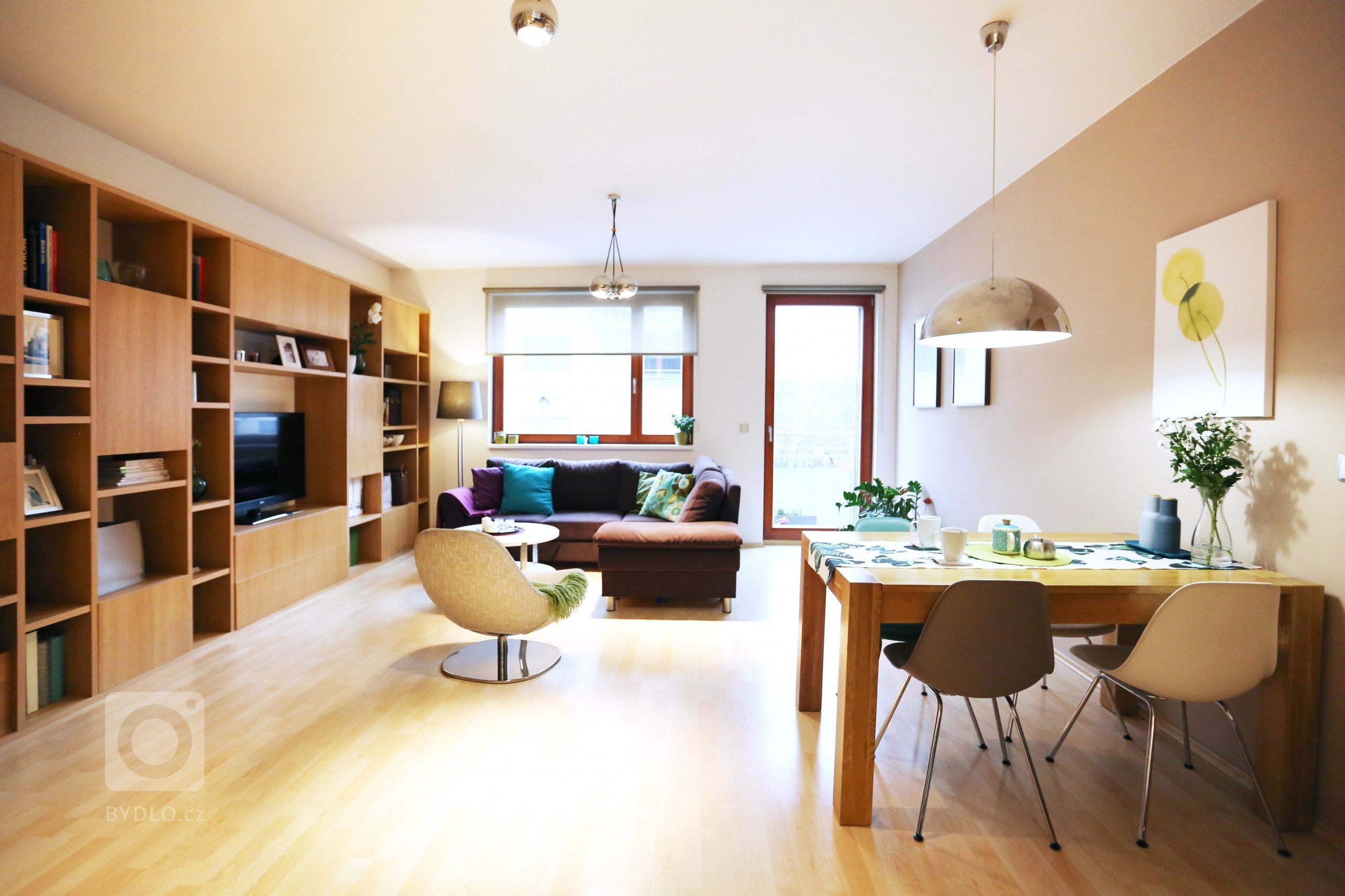 Návrh a realizace obývacího pokoje s velkou knihovnou a pracovním koutem. Knihovna na míru je vyrobena z dubové dýhy, jídelní stůl z masivního dubu, ostatní…