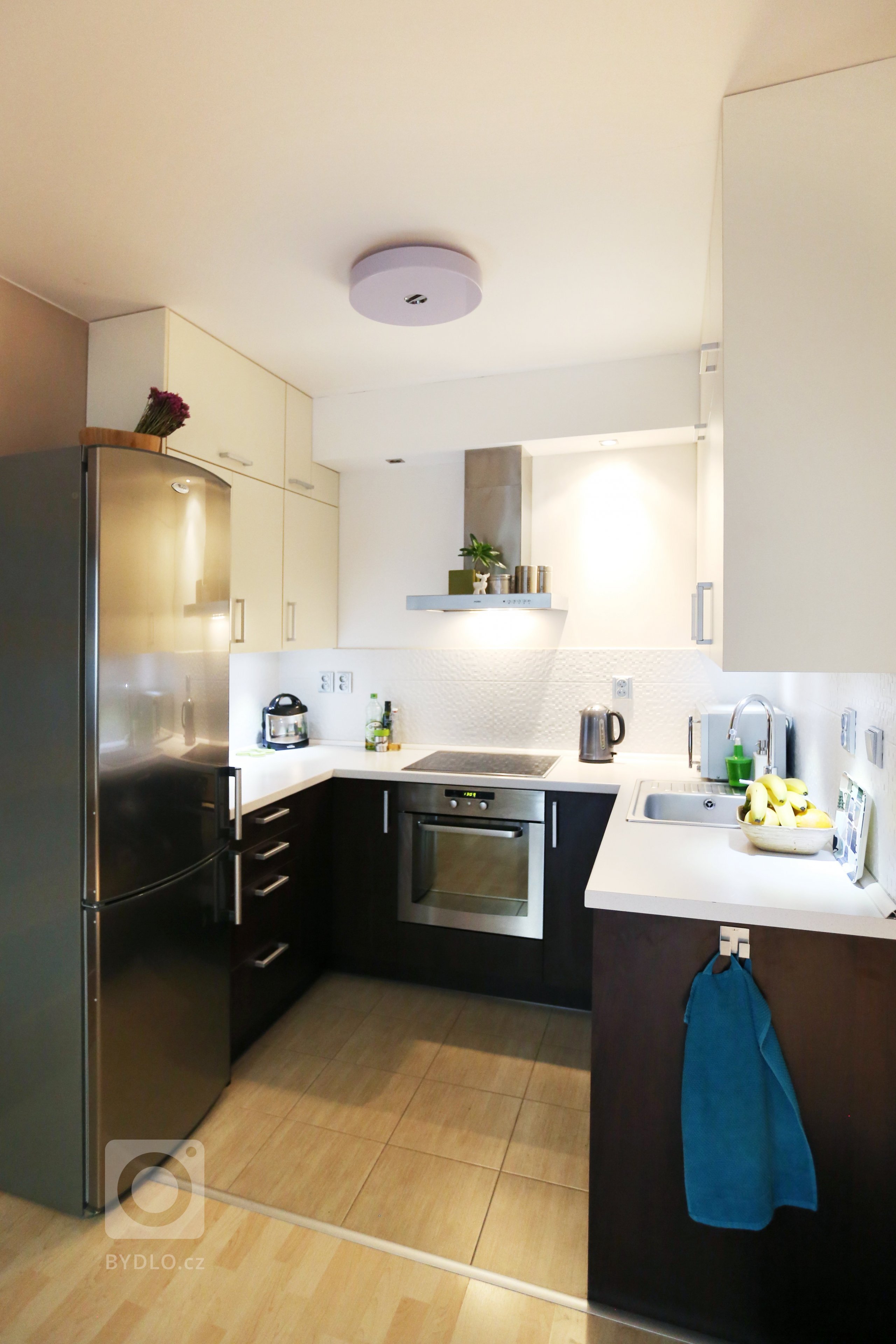 Návrh a realizace obývacího pokoje s velkou knihovnou a pracovním koutem. Knihovna na míru je vyrobena z dubové dýhy, jídelní stůl z masivního dubu, ostatní…